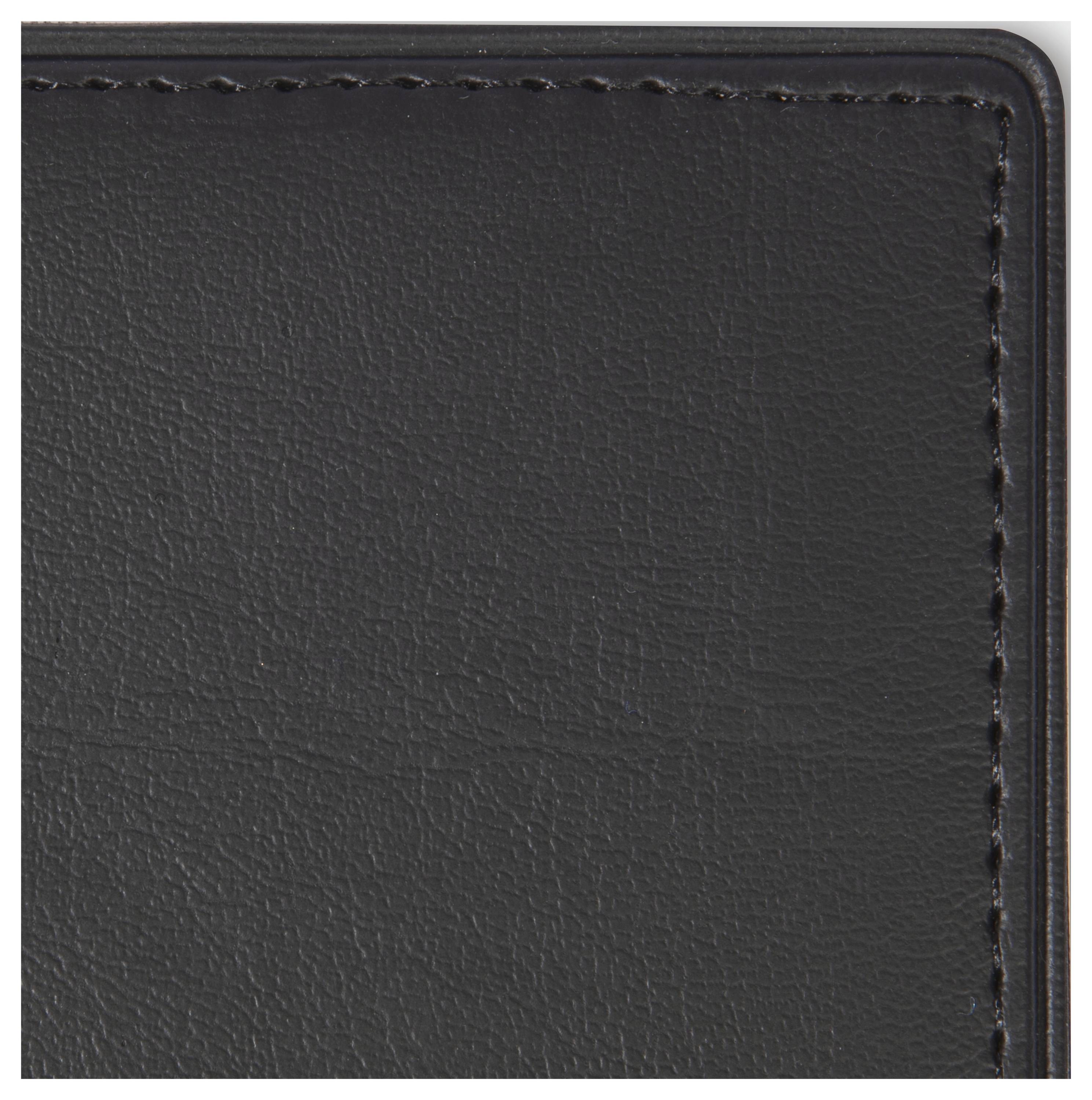 „Nahaufnahme der Ecke eines schwarzen Lederbrieftaschenrandes, die feine Nähte und eine strukturierte Oberfläche zeigt.
