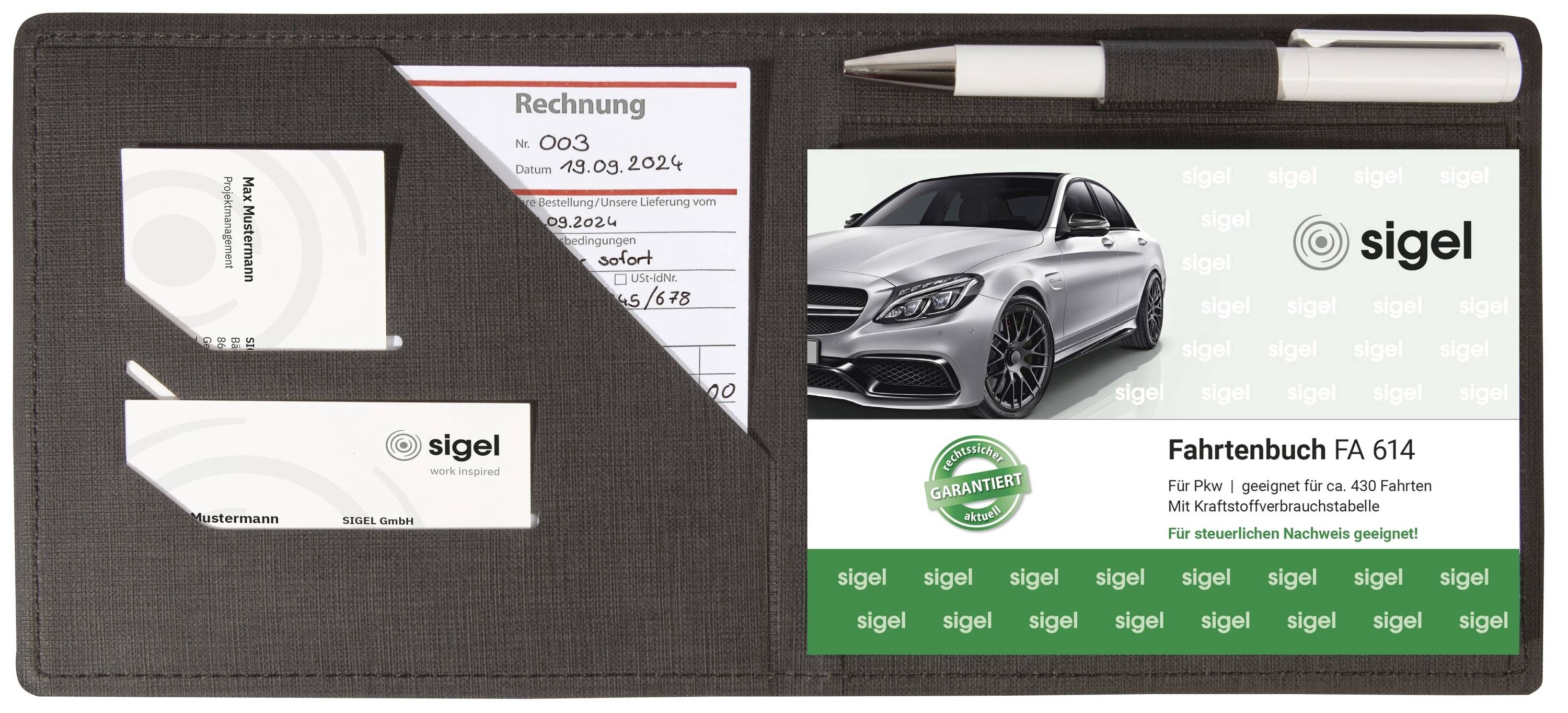 Visitenkartenhalter mit einem Stift, Quittungen und Siegelmarken-Karten, mit einem weißen Autobildmotiv, auf einer strukturierten Oberfläche präsentiert.