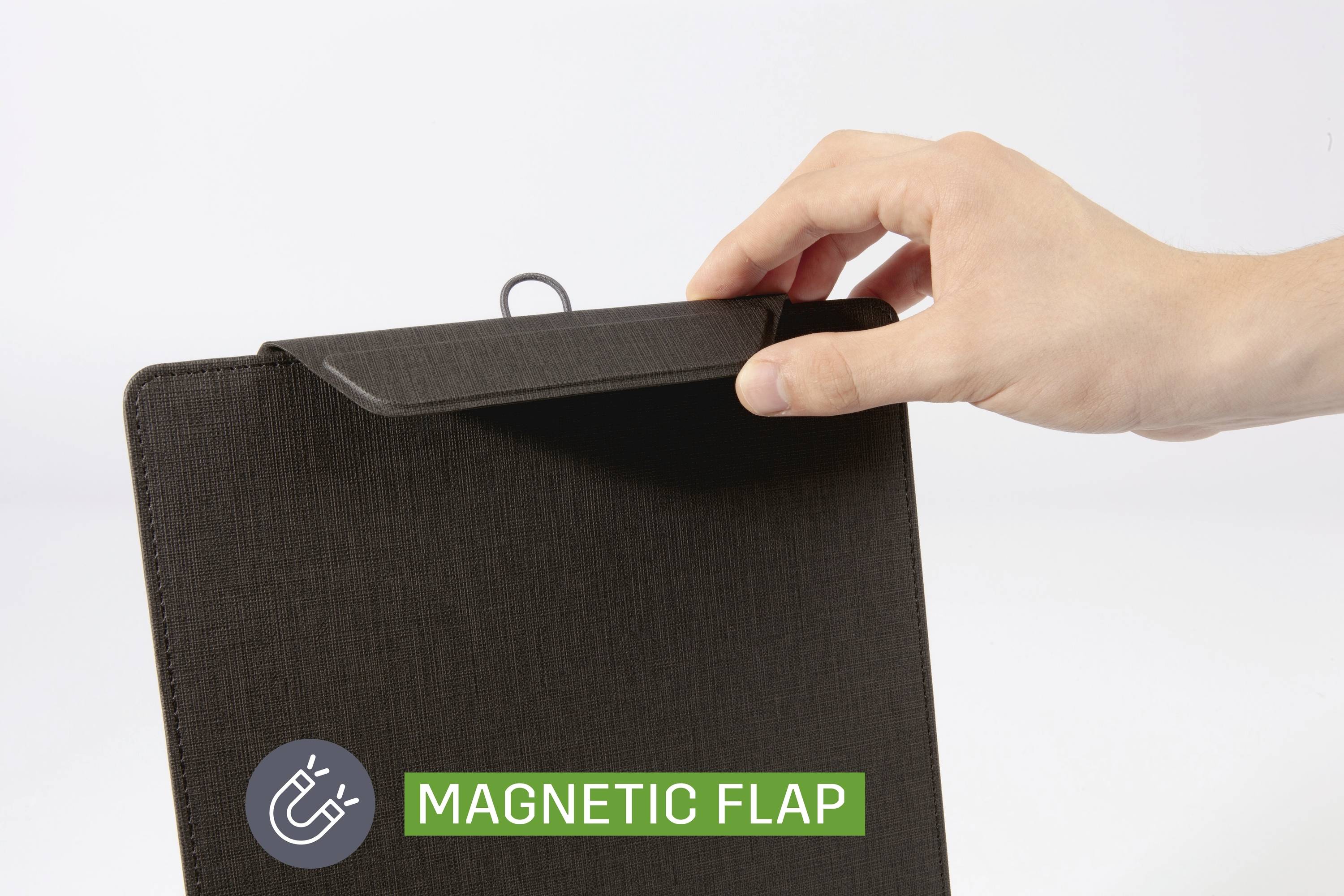 Eine Hand hebt eine dunkle, strukturierte magnetische Klappe auf einer Gerätehülle, mit einer Beschriftung darunter, die „MAGNETISCHE KLAPPE