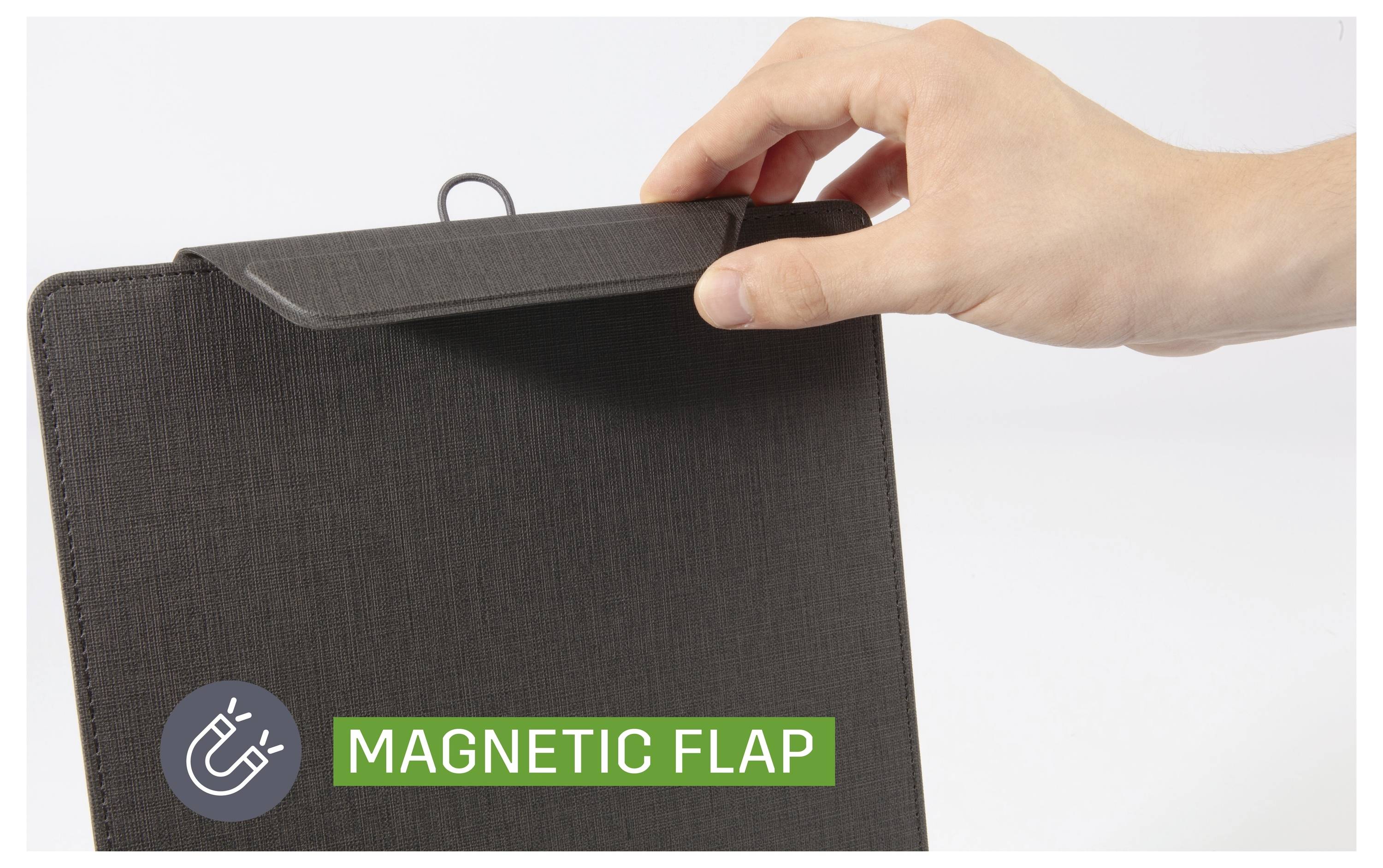 Hand öffnet einen schwarzen Portfolio-Umschlag mit einer magnetischen Klappe, die mit "MAGNETIC FLAP" gekennzeichnet ist.