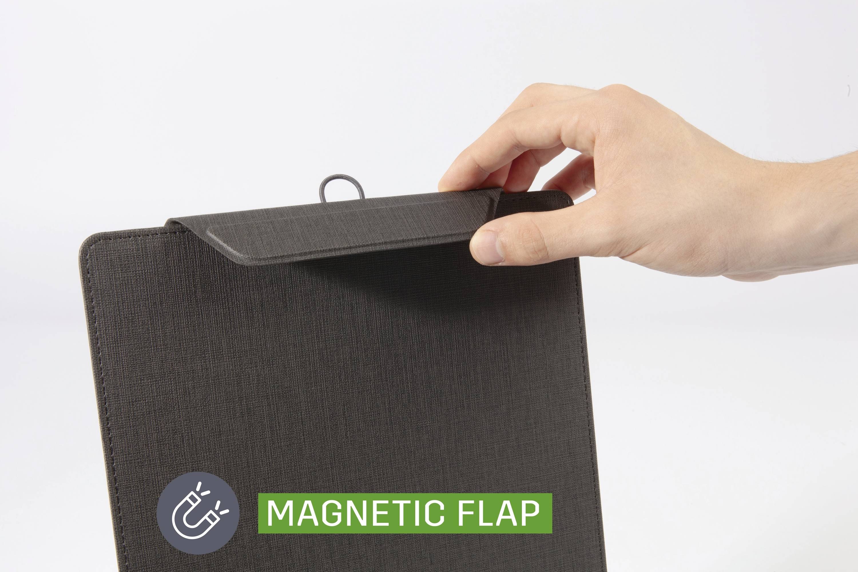 Eine Hand hebt eine magnetische Klappe auf einem dunklen, strukturierten Einband. Unterhalb ist ein kreisförmiges Symbol mit einem Magnetmotiv und dem Text ‚MAGNETISCHE KLAPPE' zu sehen.