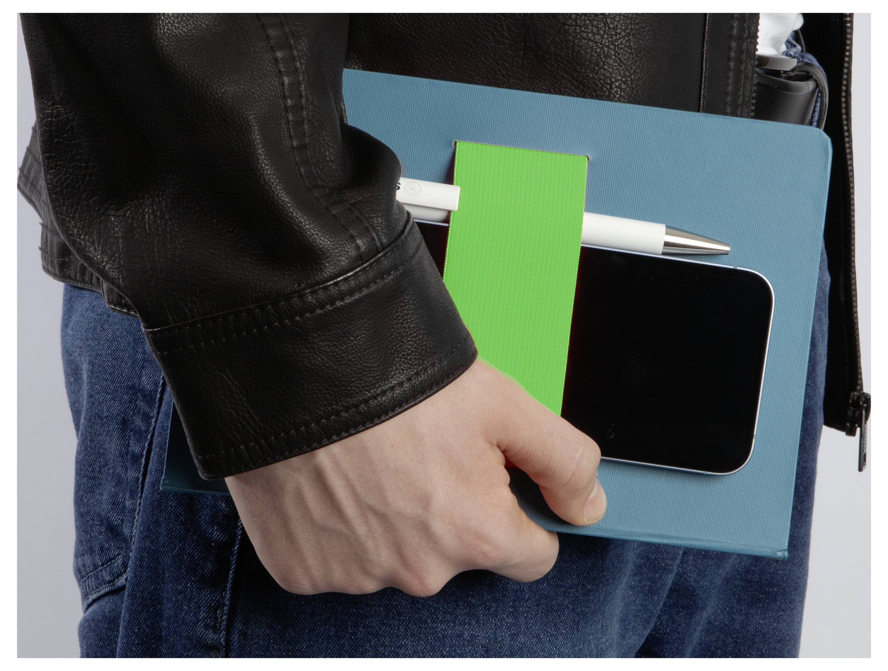 Eine Person hält einen blauen Ordner mit einem Smartphone und einem weißen Stift, der daran befestigt ist, sowie eine grüne Karte, vor einem Hintergrund von Jeans und einer Lederjacke.