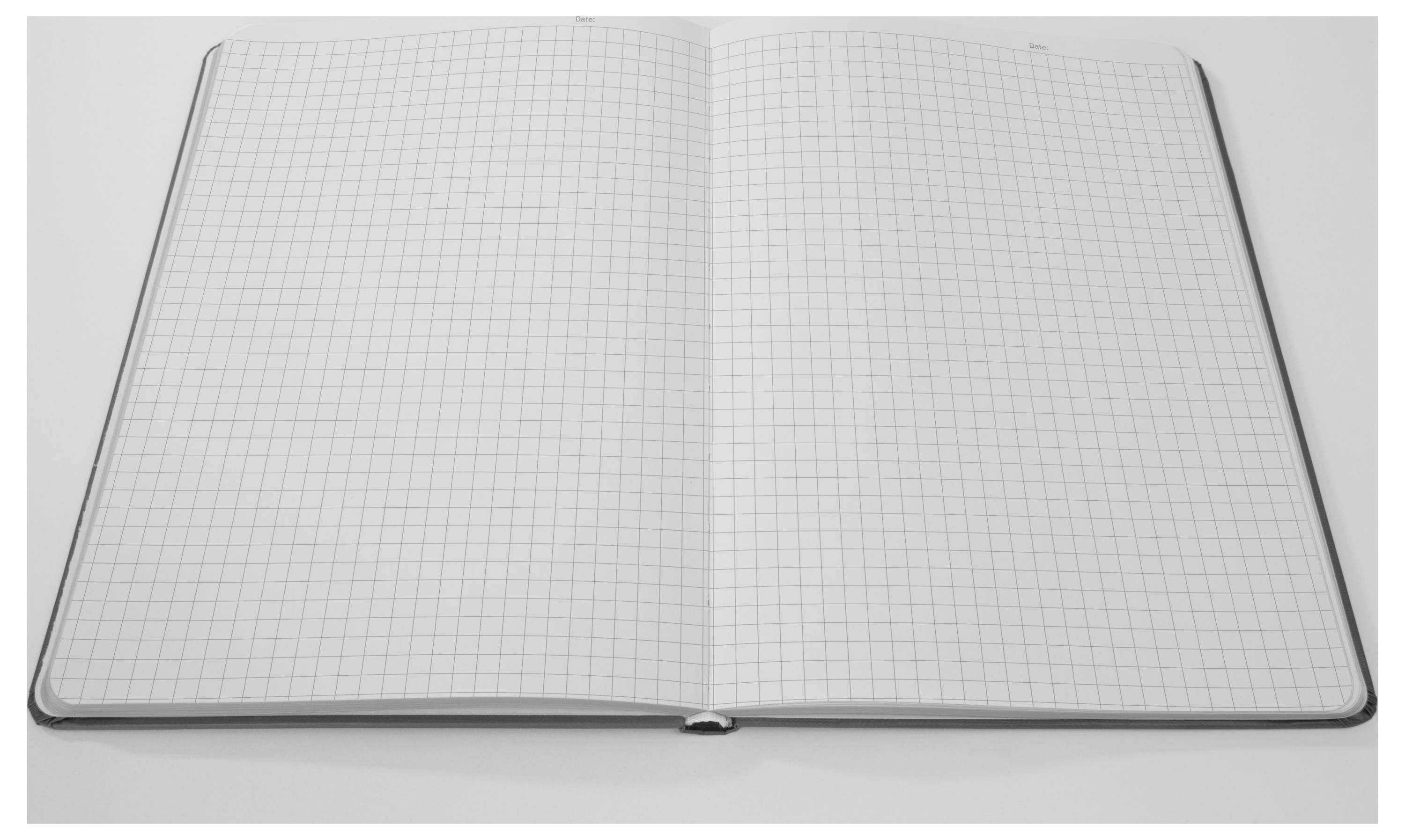 Aufgeschlagenes Notizbuch mit Millimeterpapier ohne Schrift oder Zeichnungen.
