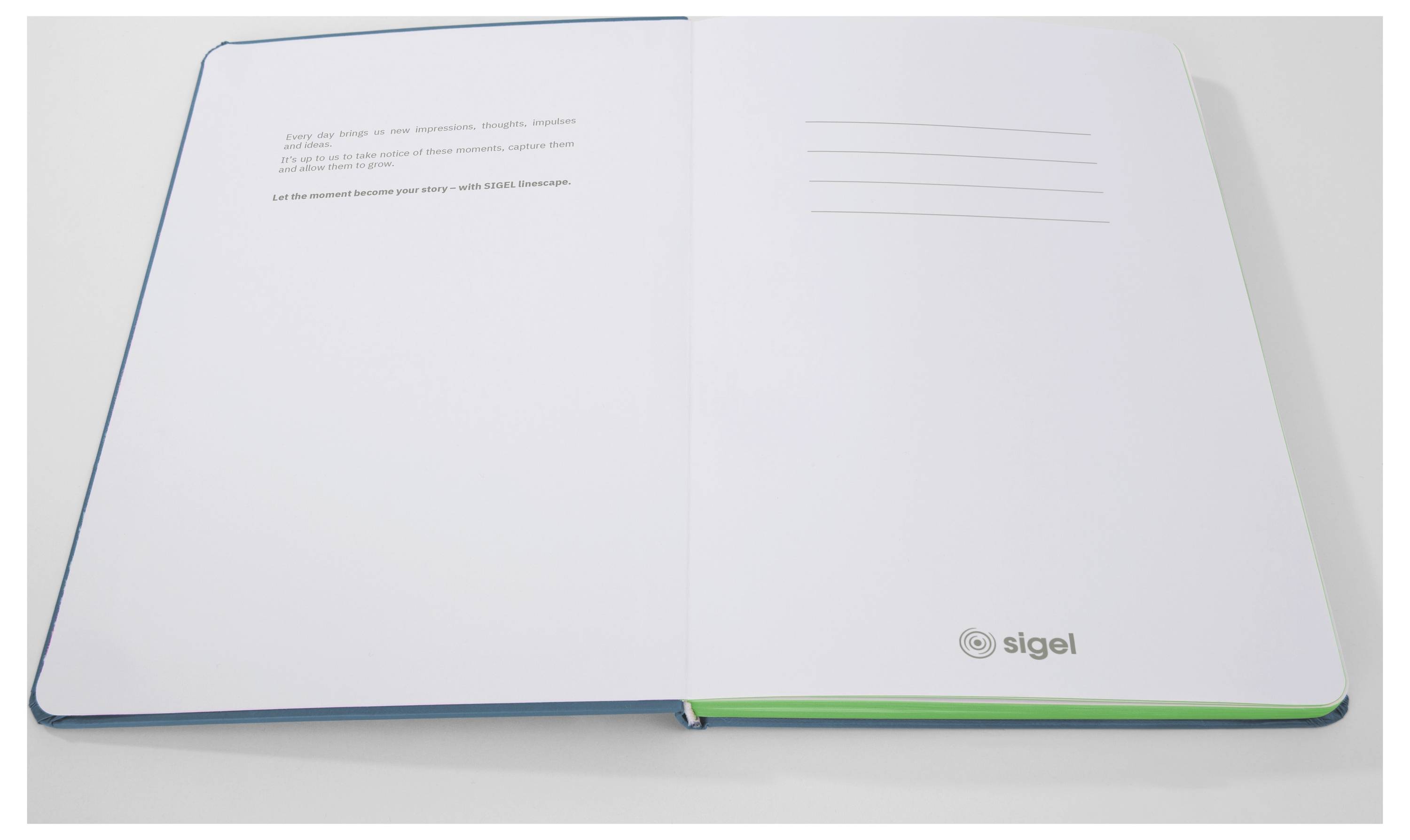 Notizbuch mit leeren linierten Seiten und „Sigel"-Logo auf der unteren rechten Seite des Covers, gezeigt auf weißem Hintergrund.