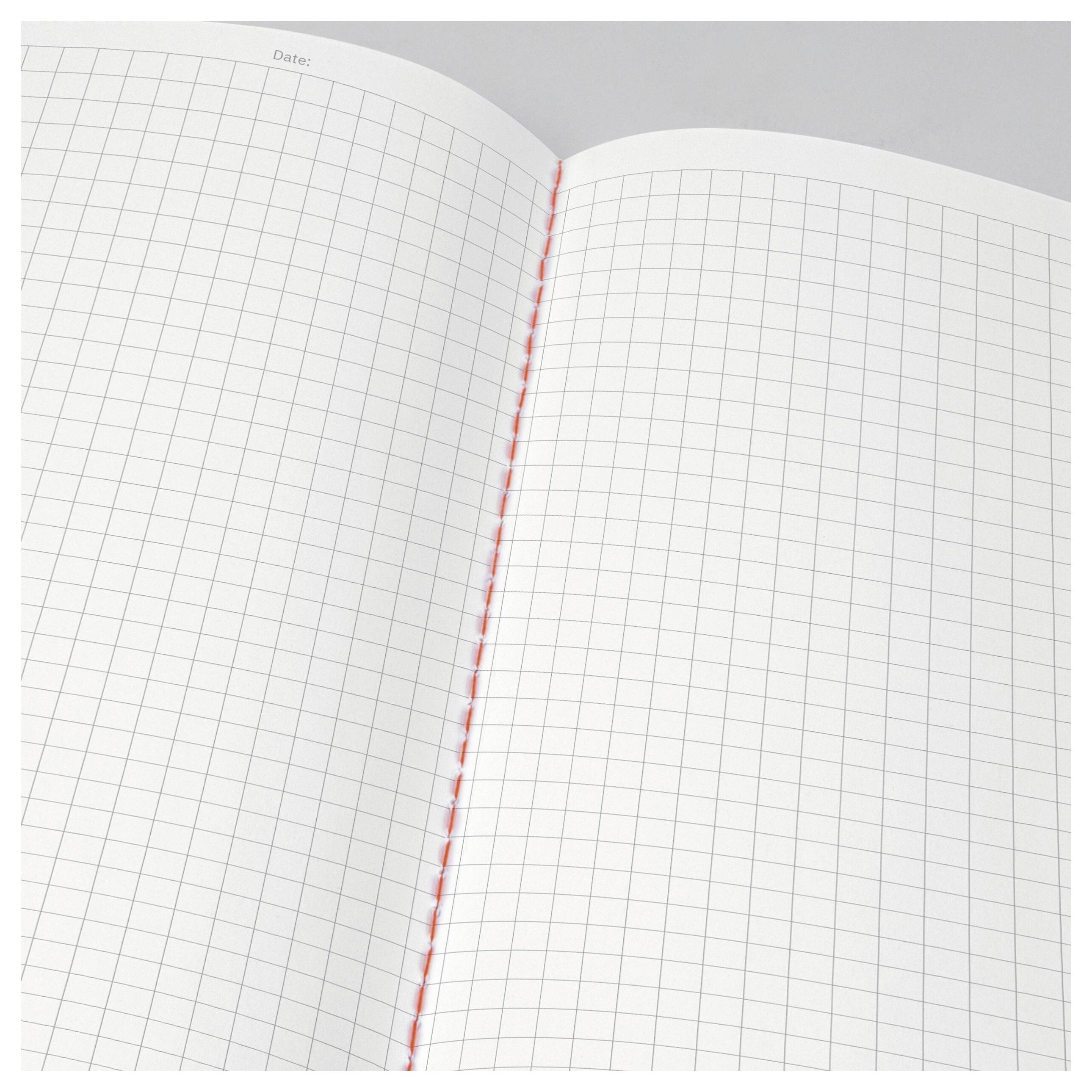 Offenes kariertes Notizbuch mit rotem Heftstich und schwacher Aufschrift „Datum:" oben.