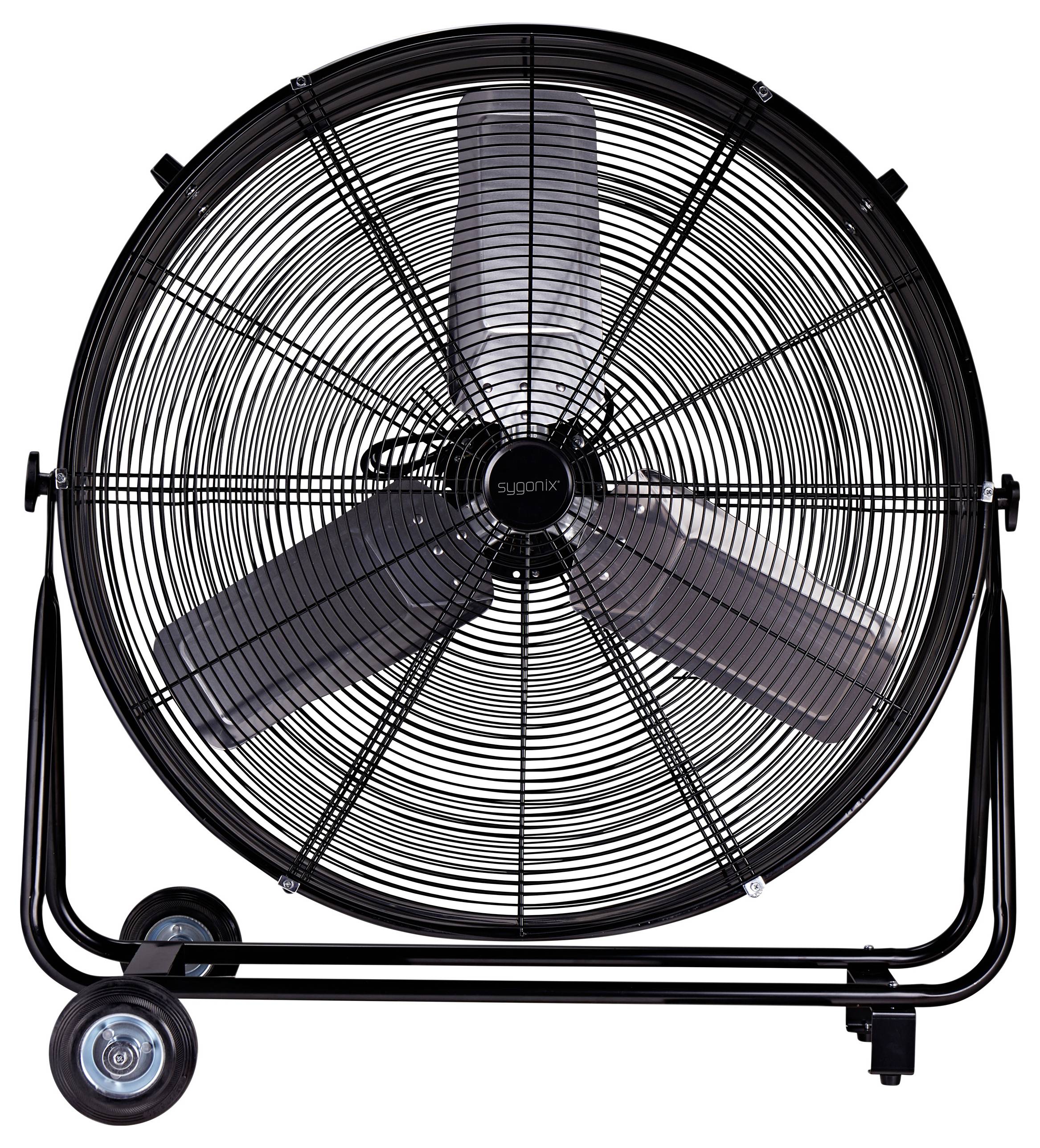 Ein großer schwarzer industrieller Bodenlüfter mit drei Flügeln und einem Schutzgitter, montiert auf einem fahrbaren Untersatz für einfache Beweglichkeit.