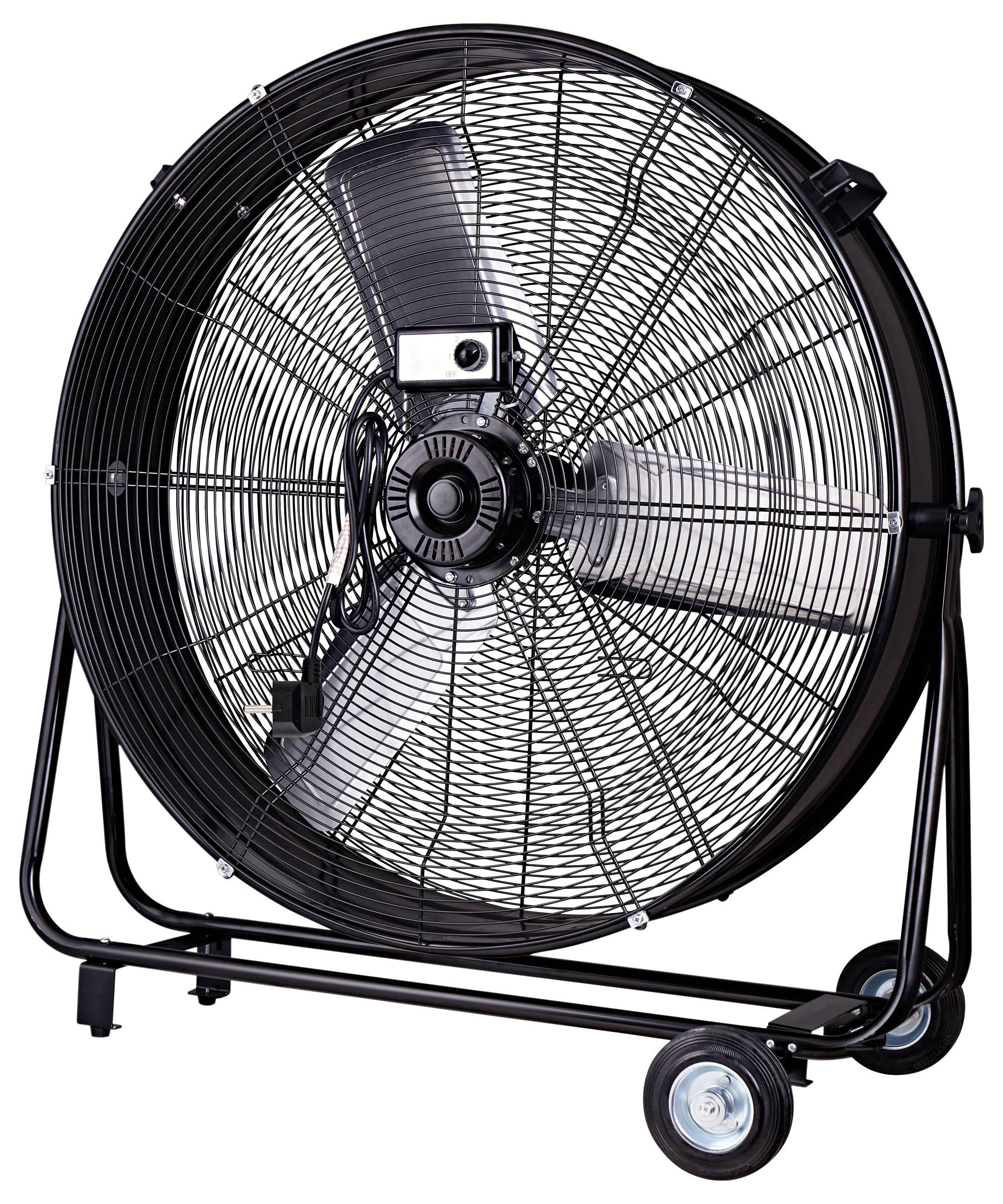 Ein schwarzer industrieller Standventilator mit einem großen kreisförmigen Schutzgitter, montiert auf einem Stahlgestell mit Rollen für mobile Beweglichkeit.