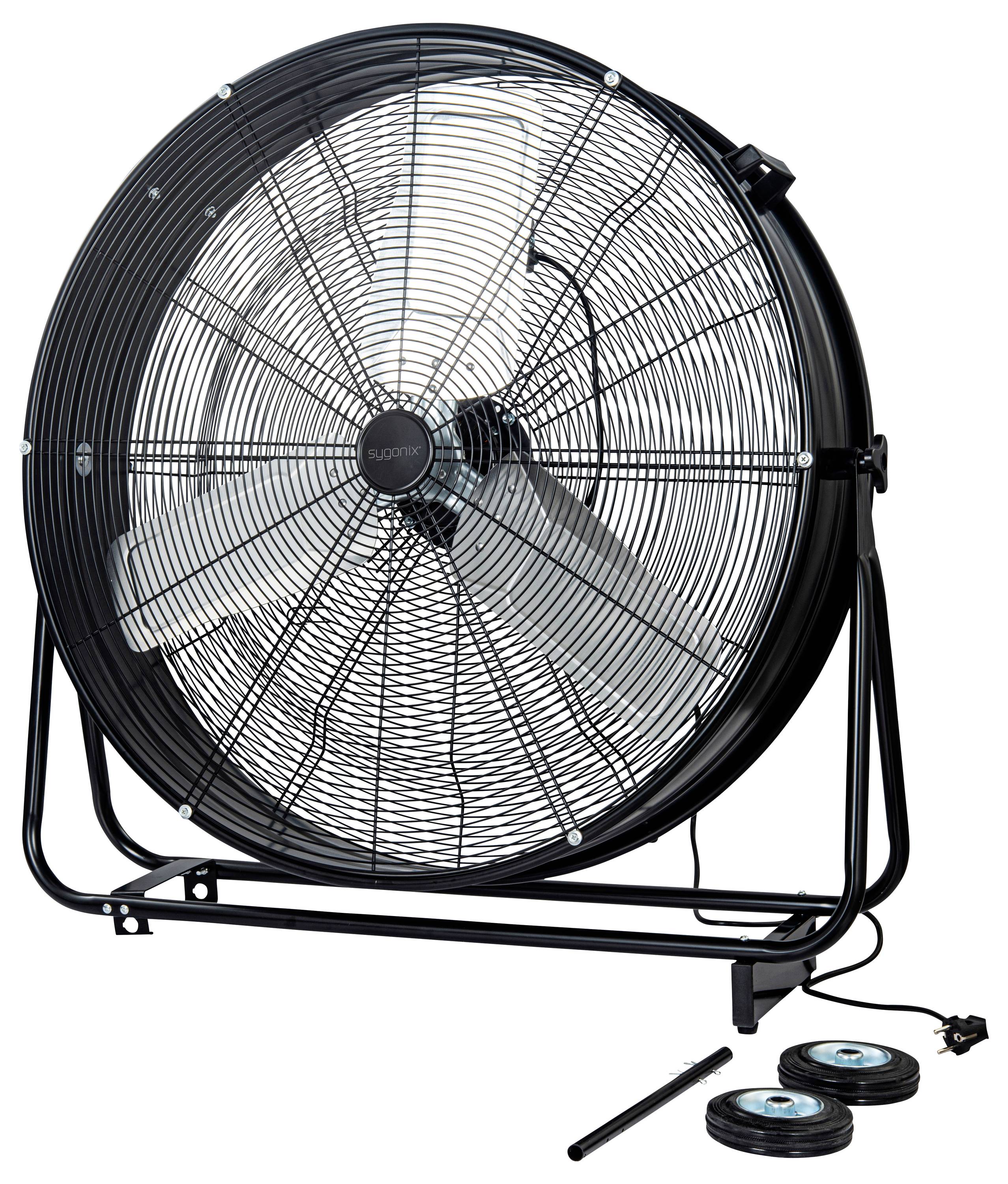 Ein großer schwarzer oszillierender Standventilator mit drei Flügeln steht auf einem Ständer. Enthält eine Fernbedienung und Batterien vor dem Ventilator.