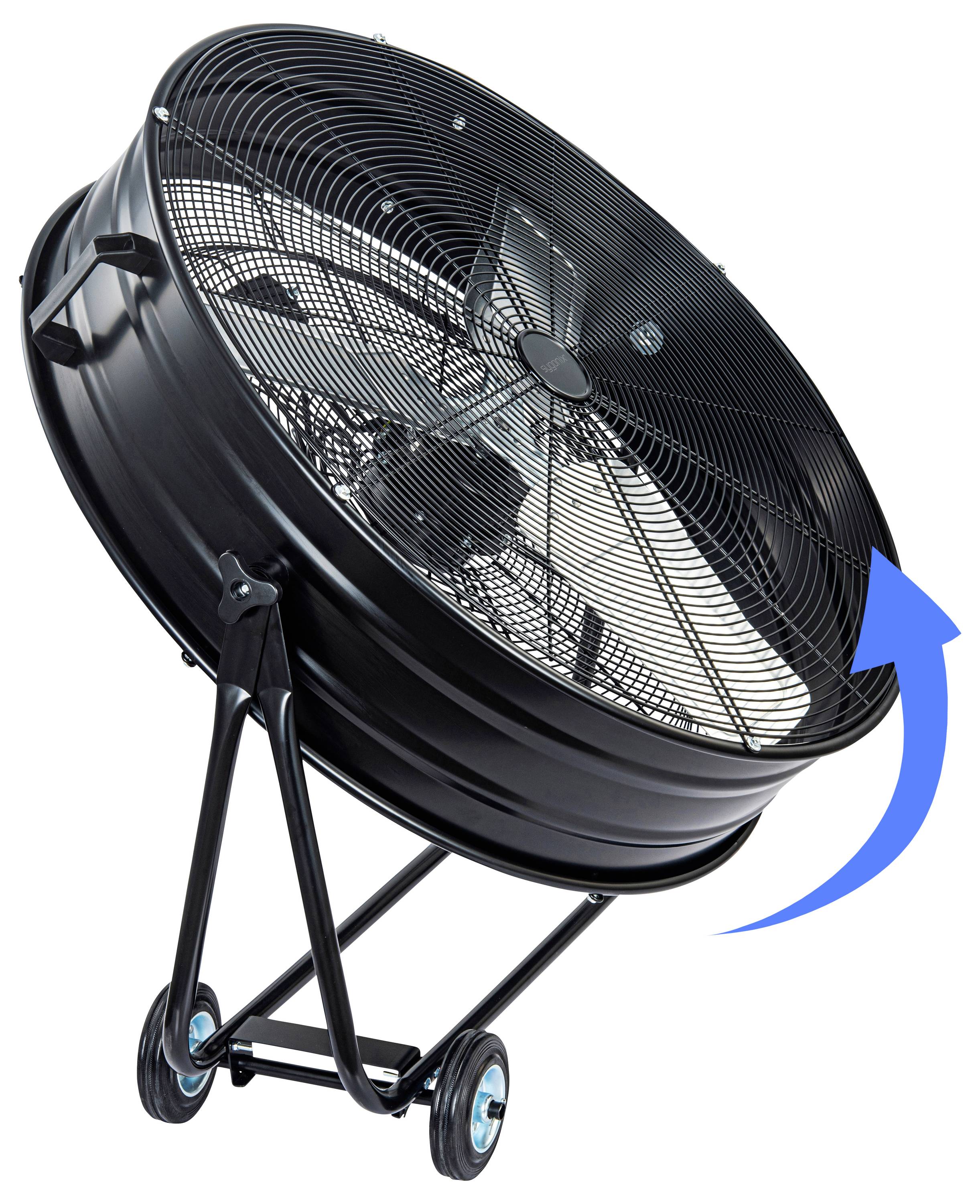 Ein großer industrieller Ventilator auf Rädern, nach oben geneigt mit einem blauen Pfeil, der die Luftströmungsrichtung anzeigt.