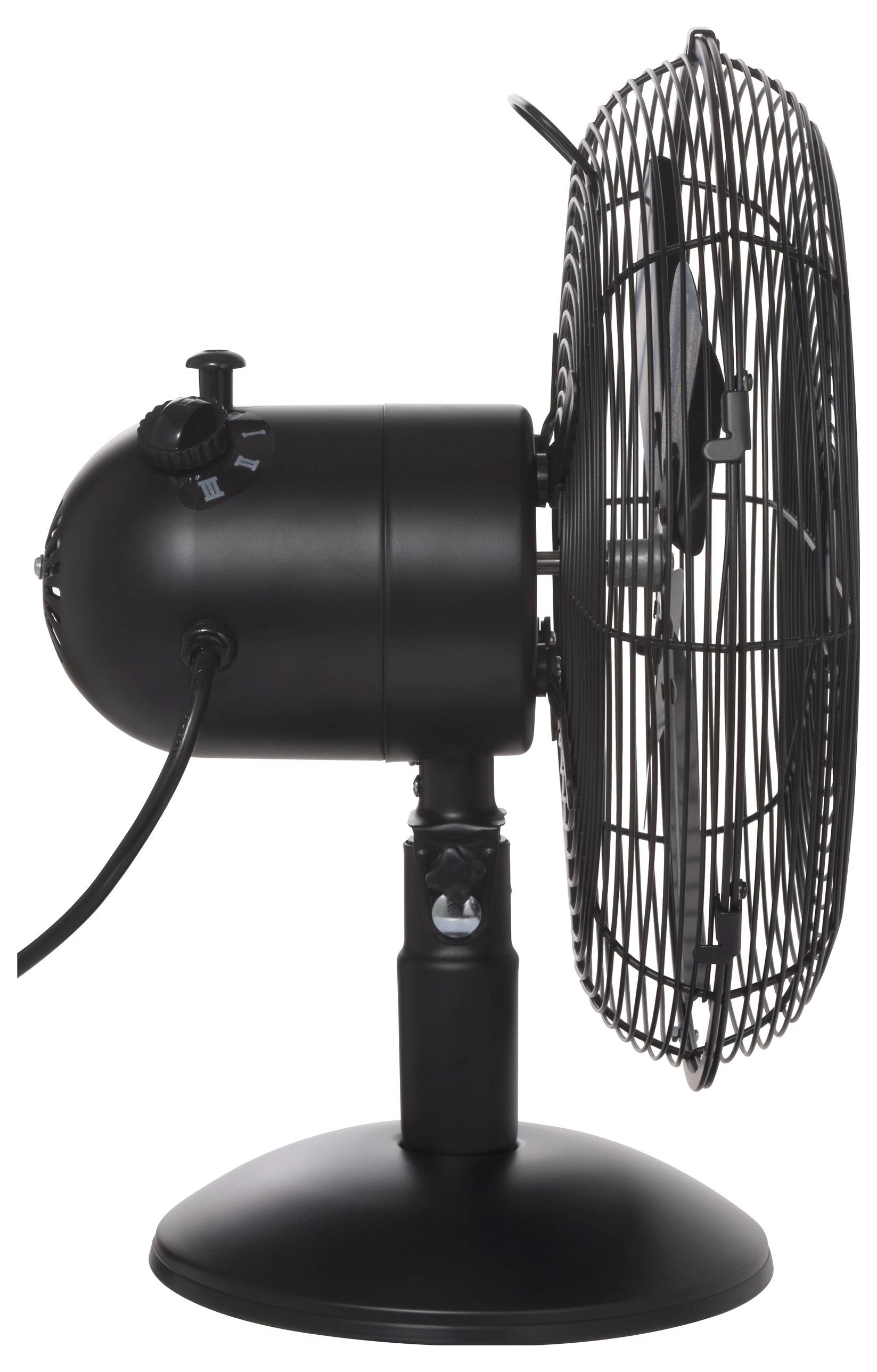Eine Seitenansicht eines schwarzen Elektrolüfters mit einem kreisförmigen Metallrahmen und verstellbarer Neigung. Das Netzkabel ist sichtbar und deutet darauf hin, dass der Ventilator gerade nicht in Betrieb ist.