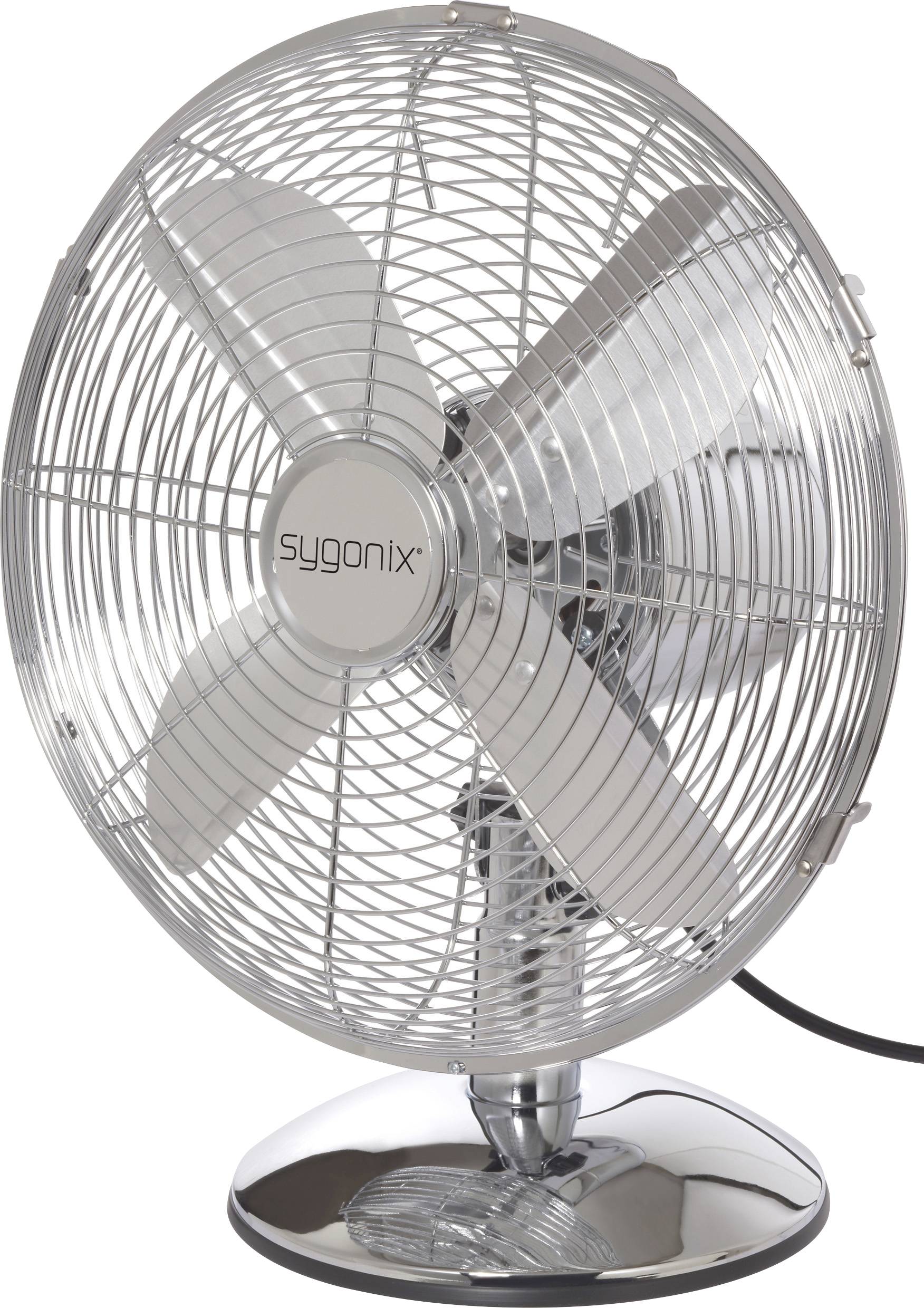 Ein Standventilator aus Silbermetall mit vier Flügeln, einem Schutzgitter und einer runden Grundfläche. Der Markenname ist in der Mitte des Ventilators angebracht.
