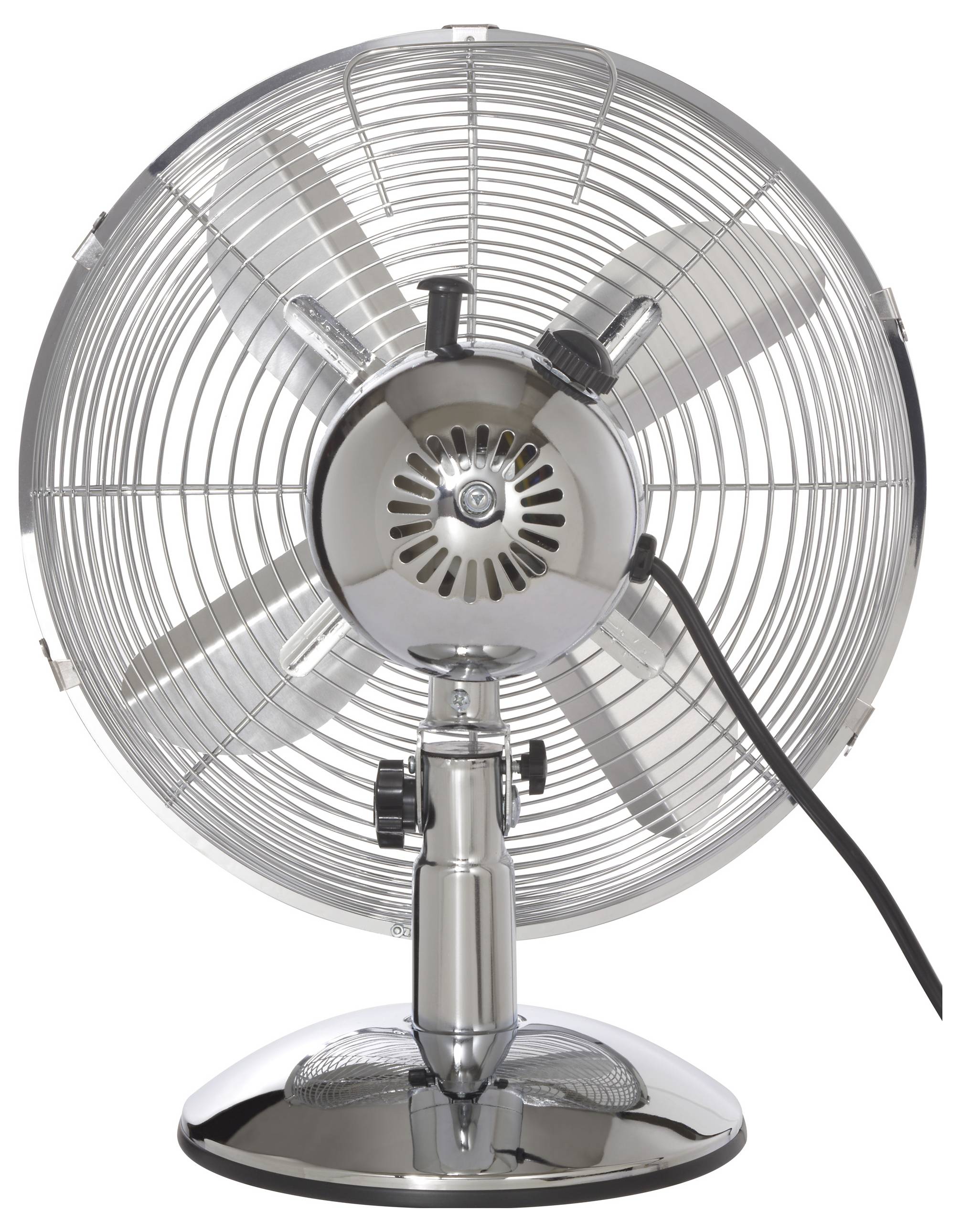 Ein metallischer Tischventilator mit einer runden Maschenvorderseite und drei Flügeln, aufrecht auf einer glänzenden Basis stehend, von vorne betrachtet.