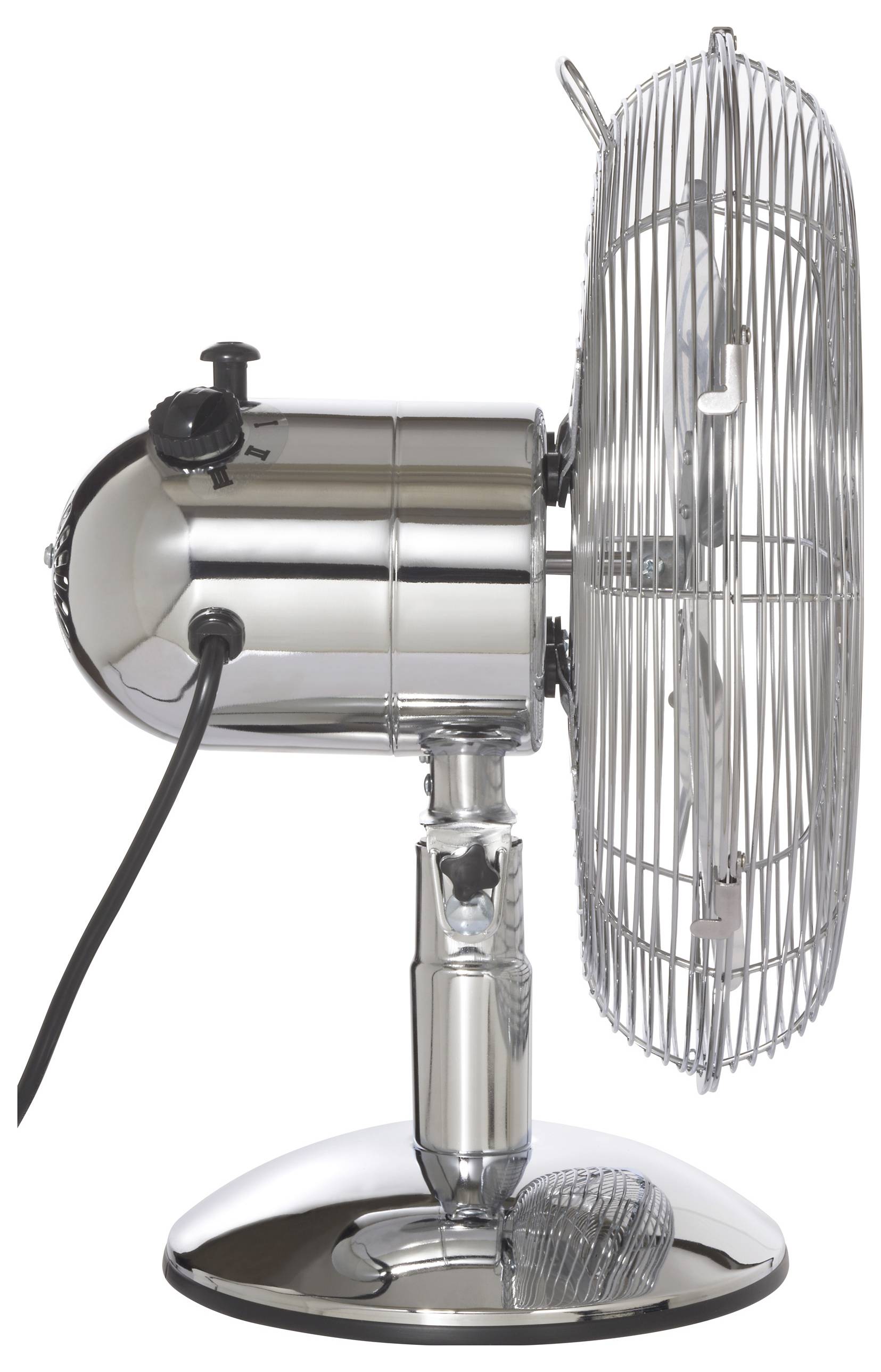 Ein metallischer, im Retro-Stil gehaltener Tischventilator in Seitenansicht, der seine Lüfterblätter in einem schützenden Drahtgitter zeigt und mit einem Netzkabel verbunden ist.