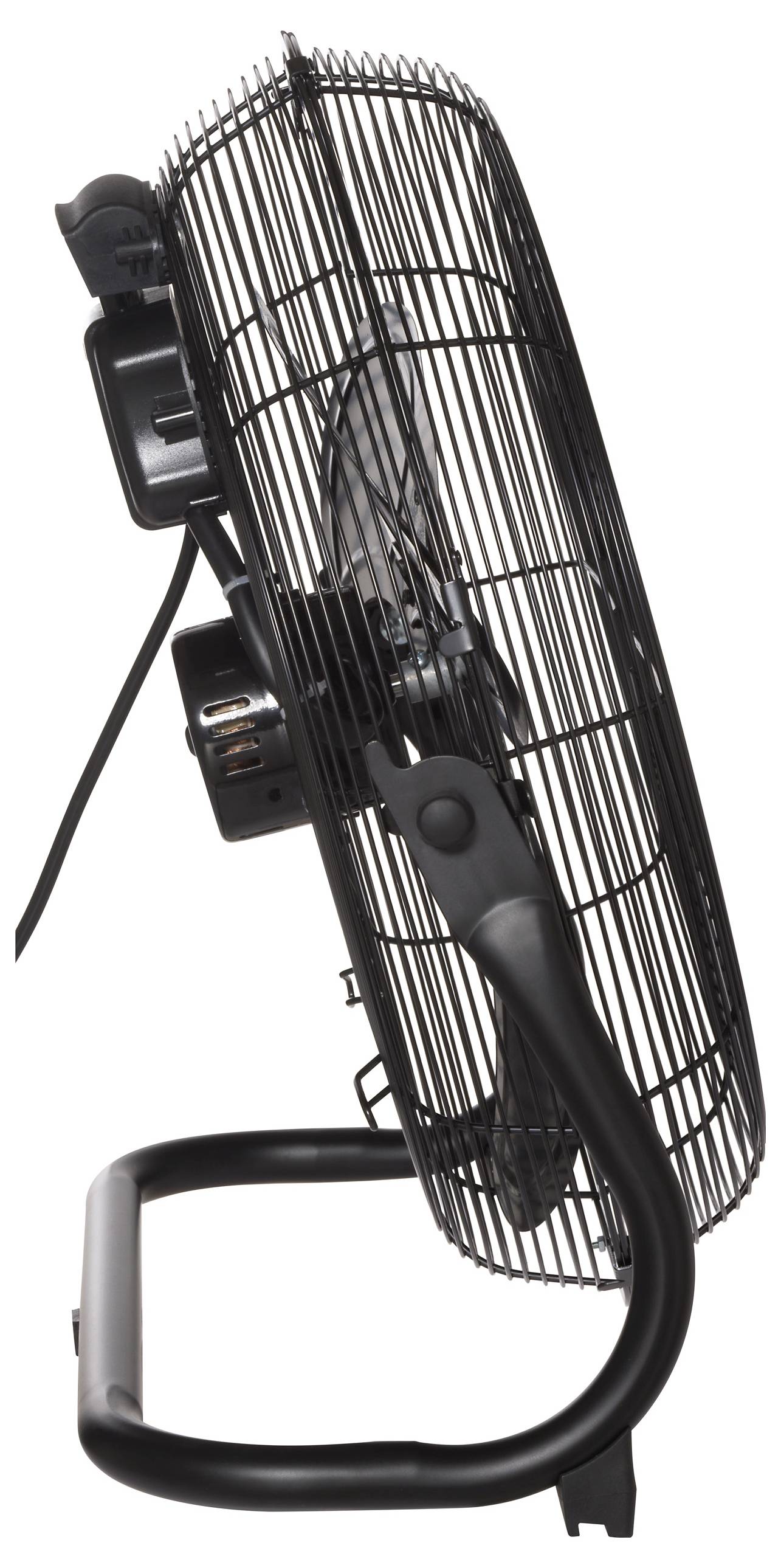 „Ein schwarzer Metallventilator mit Schutzgitter und verstellbarer Basis, von der Seite betrachtet.