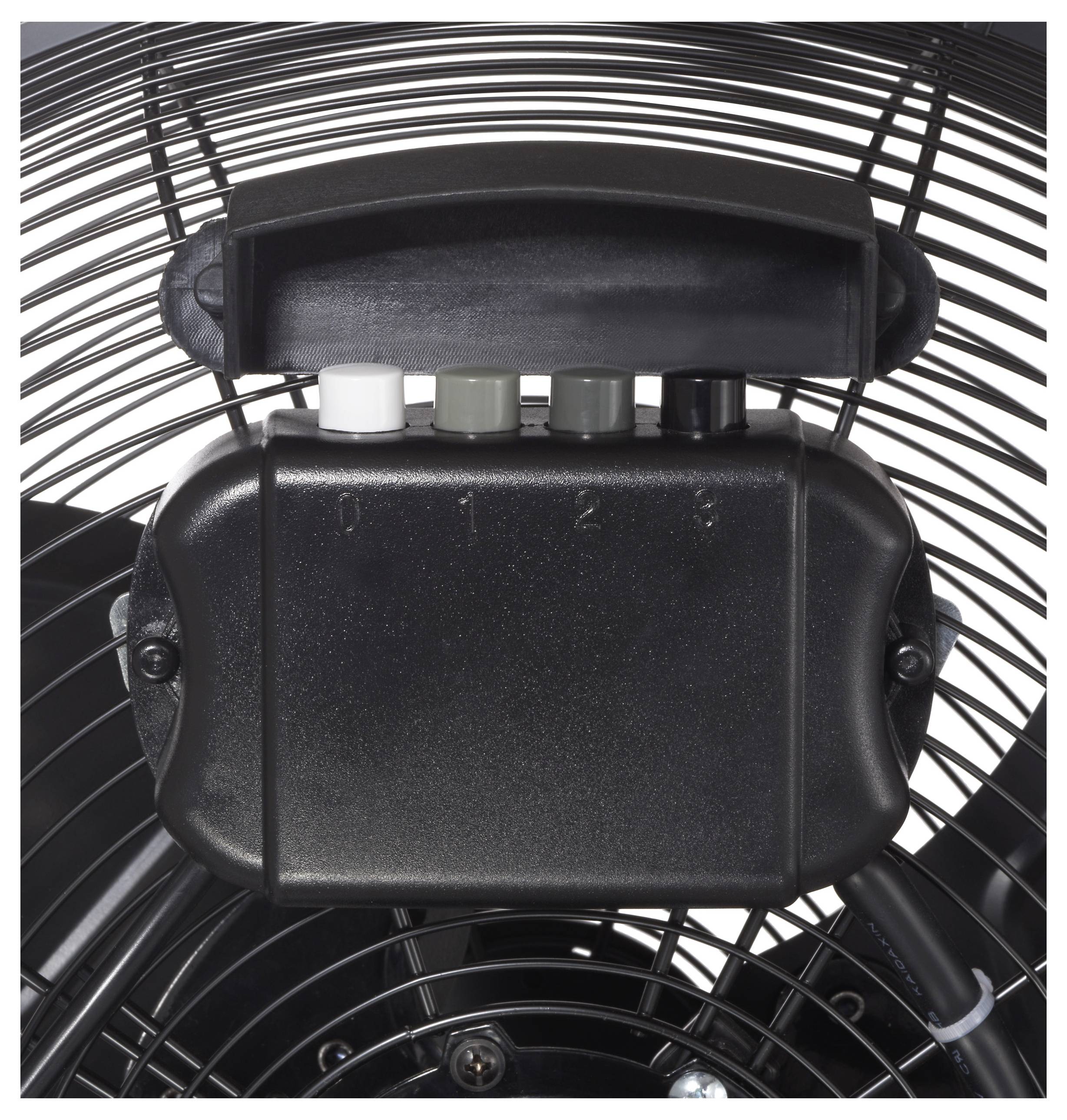 „Nahaufnahme eines schwarzen industriellen Lüftergehäuses mit vier Kontrollknöpfen, die mit 0, 1, 2, 3 beschriftet sind und Geschwindigkeitseinstellungen oder Leistungsoptionen anzeigen.