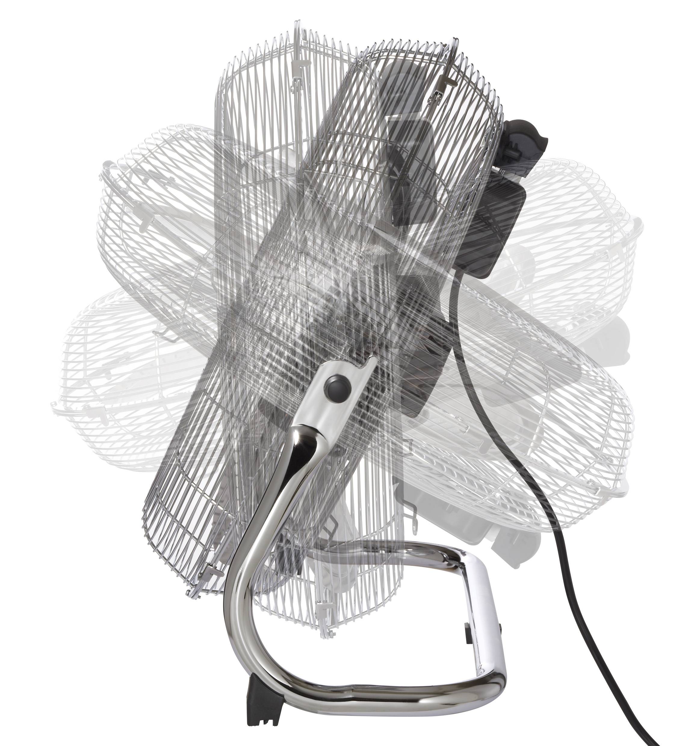 Ein Standventilator mit einem Metallgehäuse und einer verstellbaren Neigungsfunktion, der mehrere Positionen des Ventilatorenkopfes zeigt.