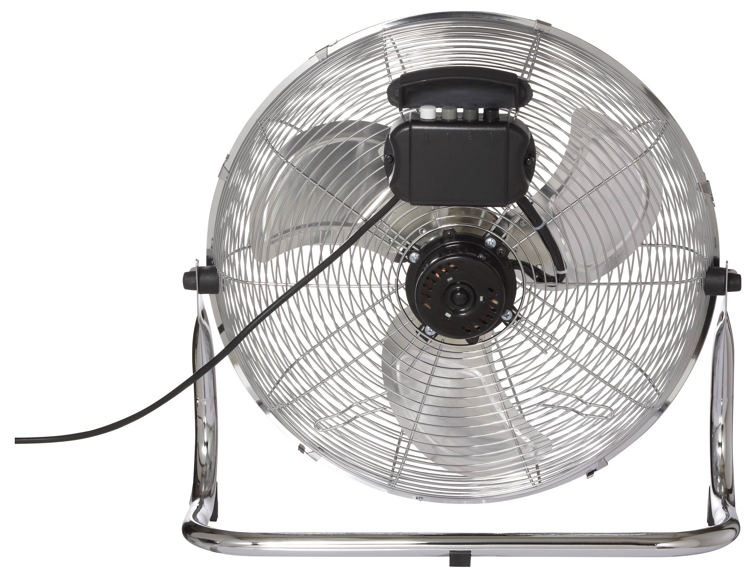 Ein Metallfächer mit Schutzgitter, Stromkabel angeschlossen, nach vorne ausgerichtet, zur Belüftung oder Kühlung.