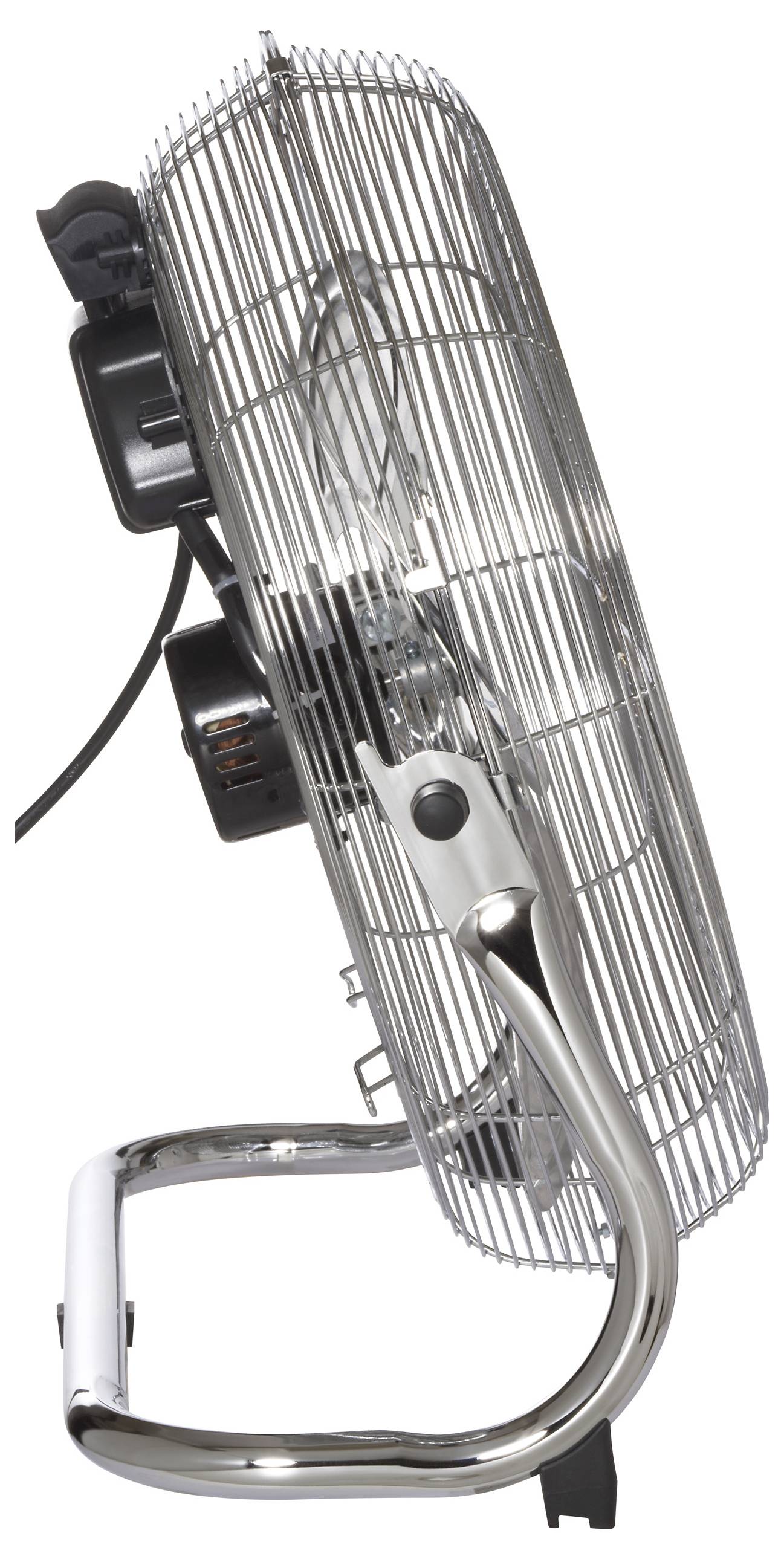 Ein silberner Metall-Standventilator mit Schutzgitter und neigbarem Griff, auf weißem Hintergrund platziert, der seine Seitenansicht präsentiert.