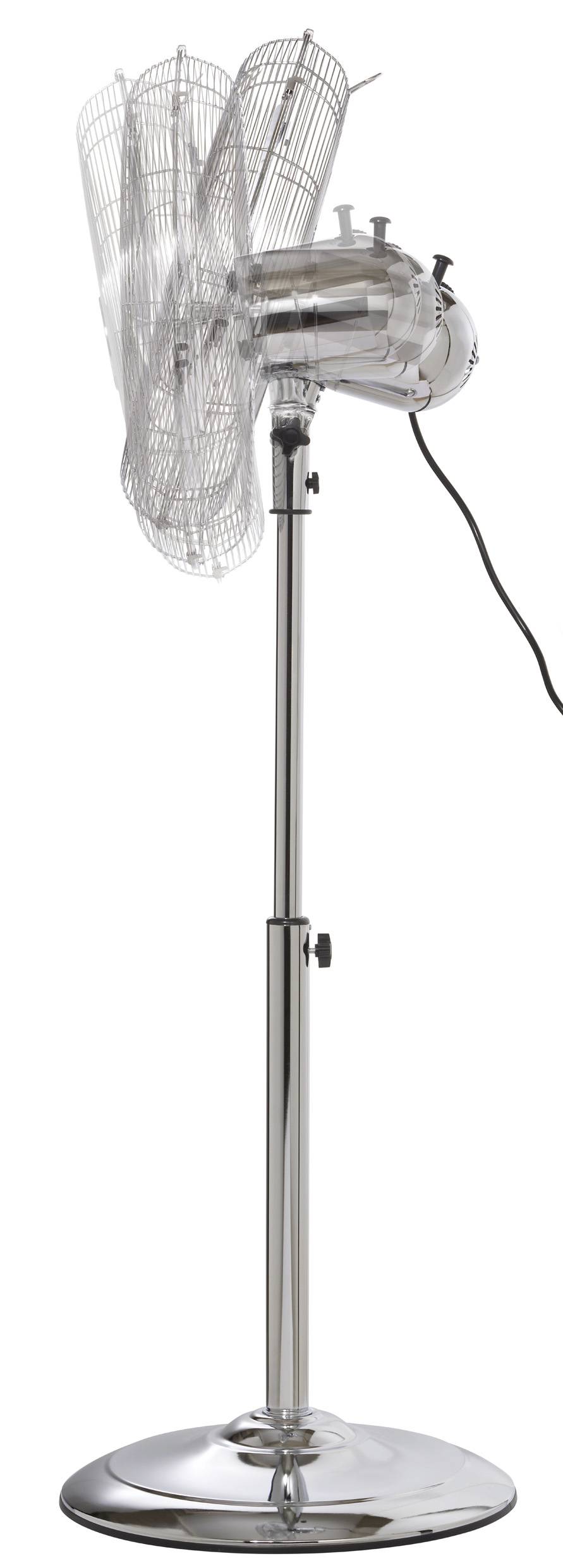 Ein stehender Elektrolüfter mit Chrom-Finish, ausgestattet mit einem schwenkbaren Kopf und drei sichtbaren rotierenden Flügeln, verbunden mit einem schwarzen Netzkabel.