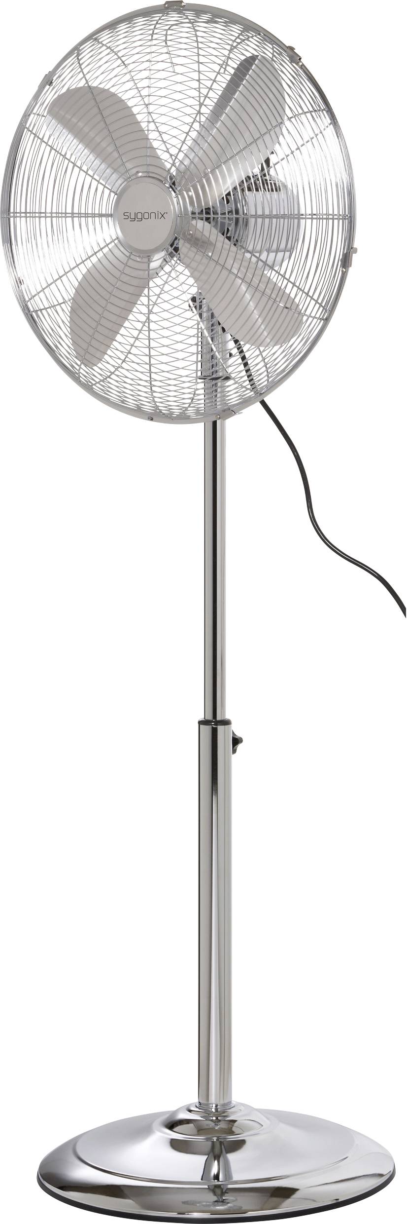Ein hoher, metallischer Standventilator mit einem kreisförmigen Gitter, vier Flügeln und einem Netzkabel, das von der Rückseite herunterhängt.