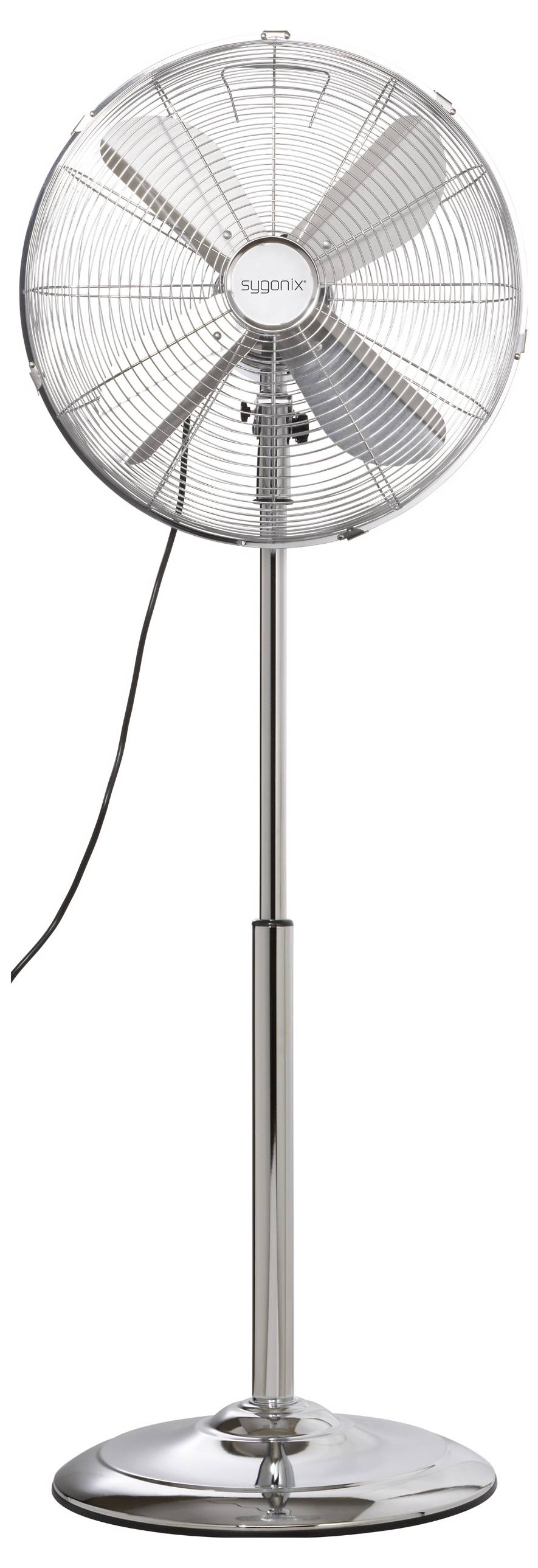 Ein hoher, silberner Standventilator mit einem kreisrunden, maschengegitterten Kopf, verstellbarer Höhe und einem schwarzen Netzkabel.