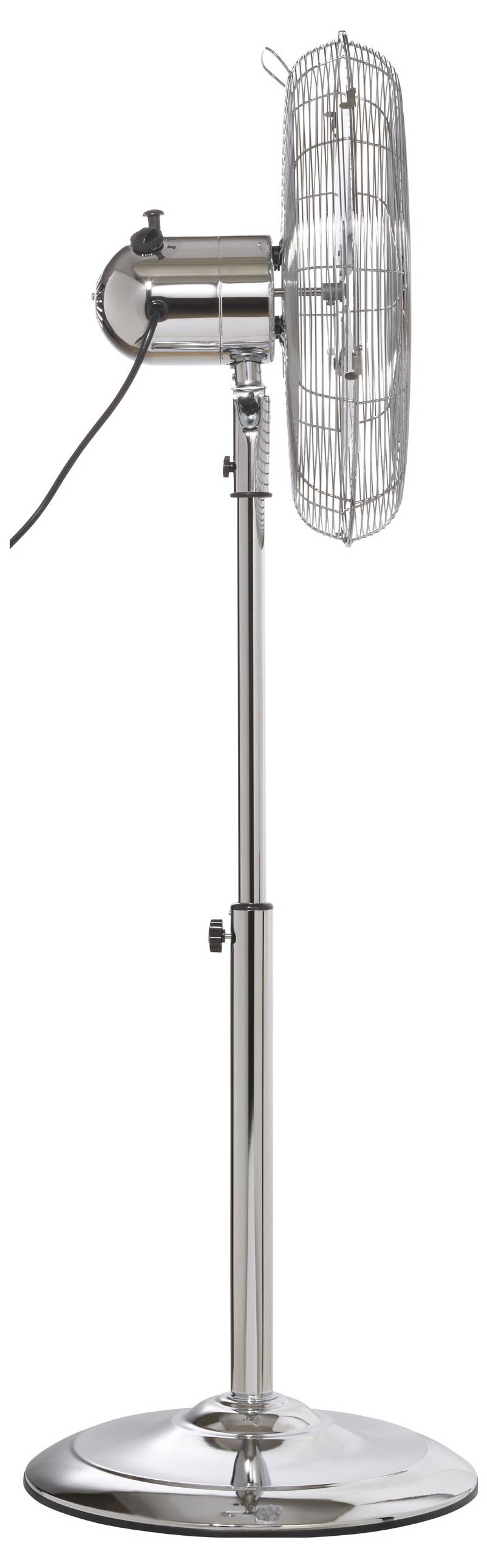 Ein hoher, metallischer Standventilator mit verstellbarer Höhe, Seitenansicht. Er verfügt über einen Schutzgitter und ein Netzkabel, das vom Motor herabhängt.