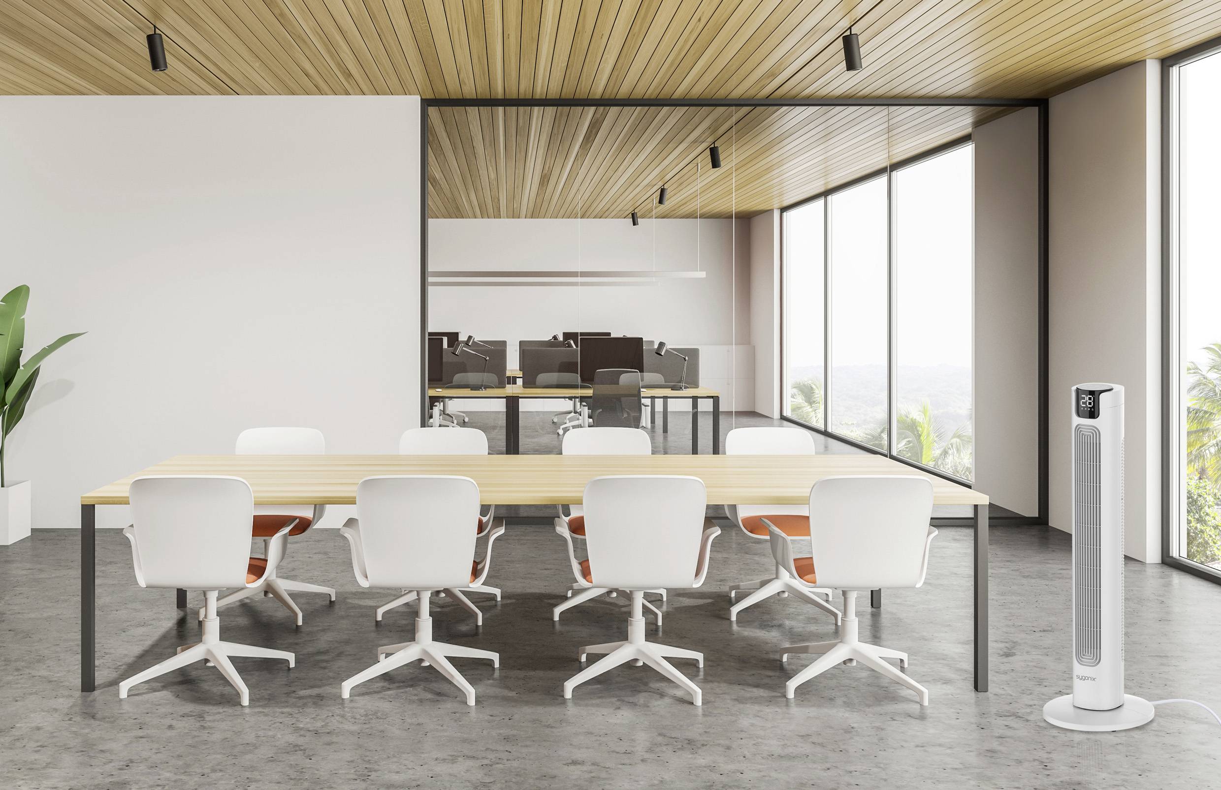 Ein moderner Konferenzraum mit einem langen Tisch, weißen Stühlen, großen Fenstern, einer Zimmerpflanze und einem Standventilator rechts.