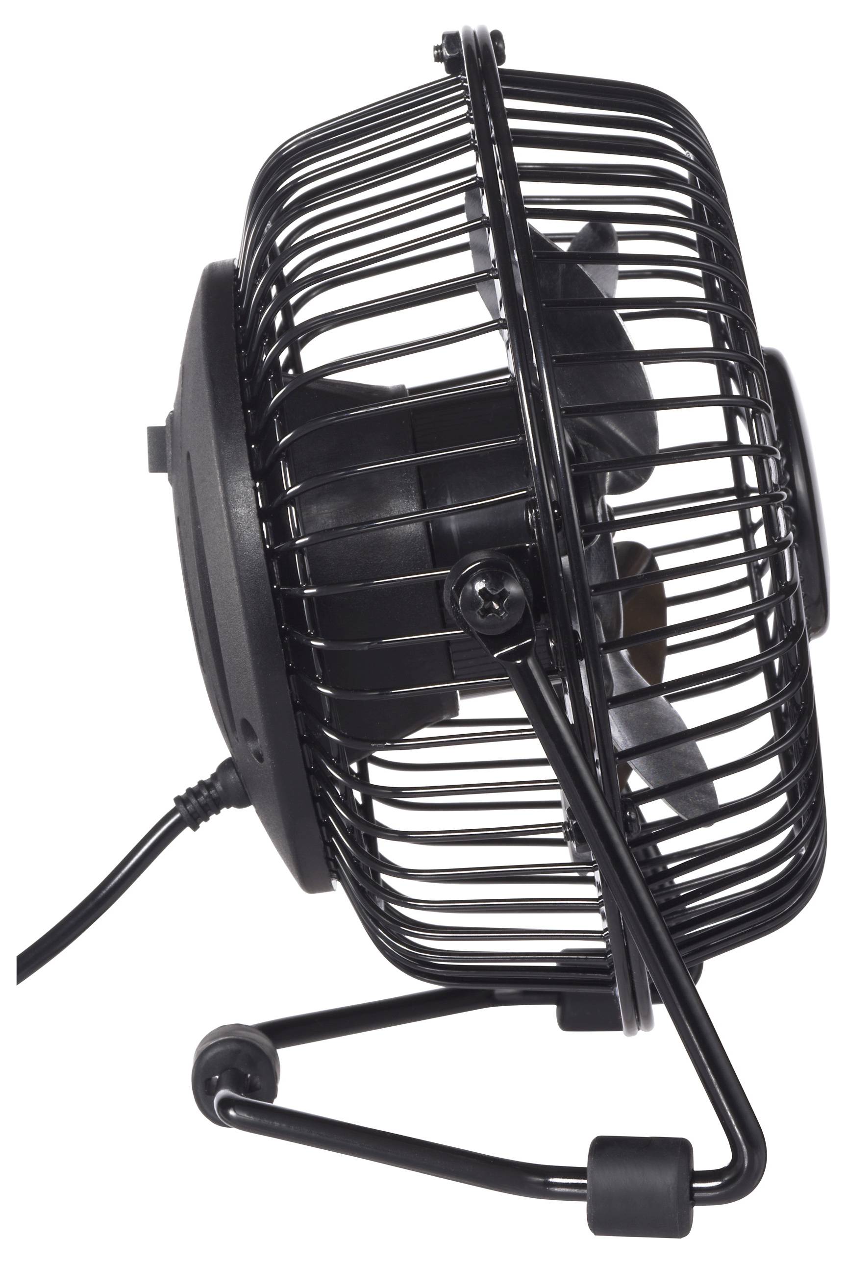 Seitenansicht eines kleinen schwarzen Metall-Tischventilators mit einem Schutzgitter und einem Netzkabel. Der Ventilator ist auf einem Ständer leicht nach oben geneigt.
