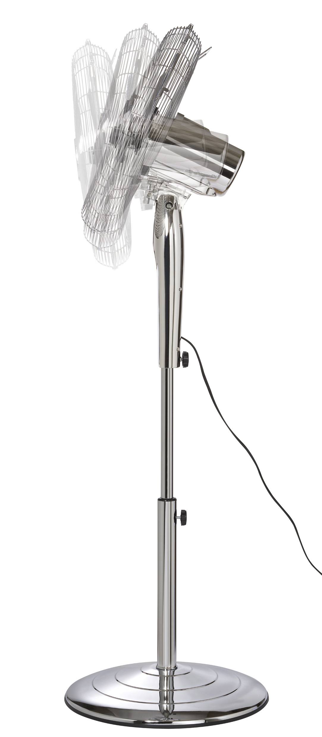 Ein stehender Oszillationsventilator in Chrom-Optik, von der Seite betrachtet, mit sichtbarer Neigungsbewegung und mehreren transparenten Ventilatorpositionen.