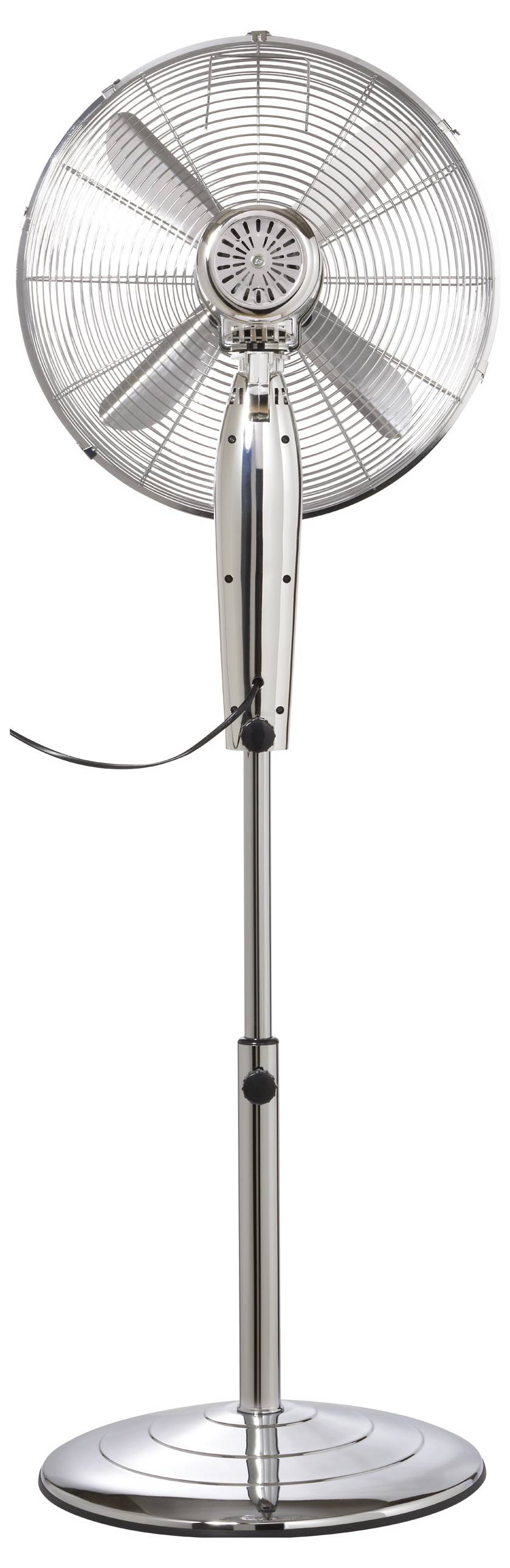 Ein hoher, silberner Standventilator mit einem kreisförmigen Gitter und vier Flügeln, der auf einer runden Basis steht.