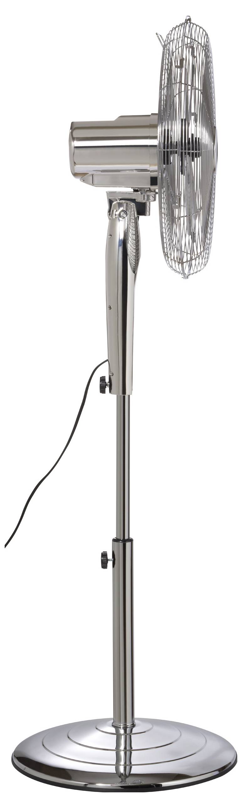 Ein silberner Standventilator mit einer kreisförmigen Basis und verstellbarer Höhe steht vor einem weißen Hintergrund. Das Netzkabel des Ventilators hängt locker herab.