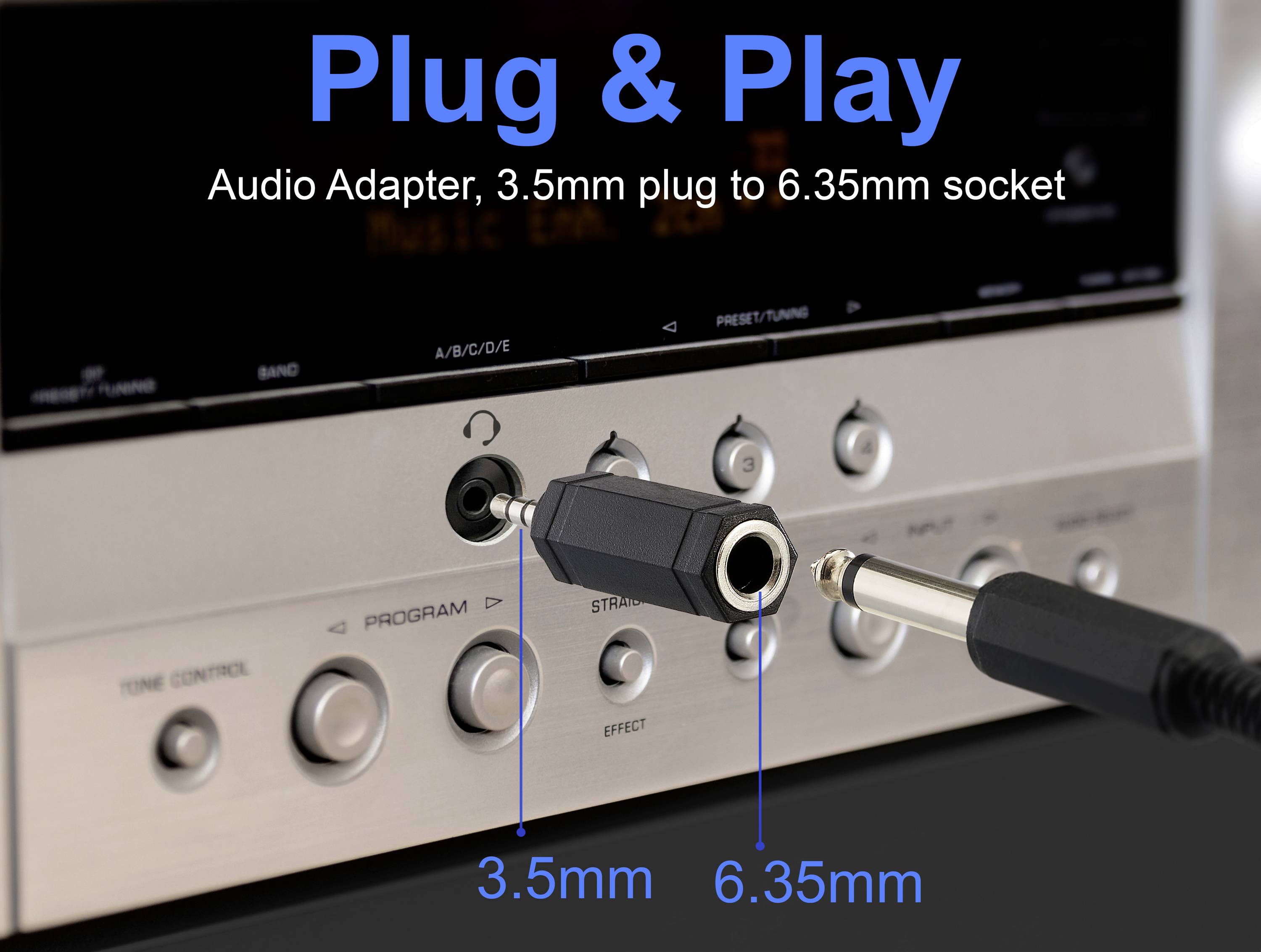 Ein 'Plug & Play' Audio-Adapter verbindet einen 3,5-mm-Stecker mit einer 6,35-mm-Buchse an einem Stereosystem und ermöglicht so die Kompatibilität verschiedener Geräte.