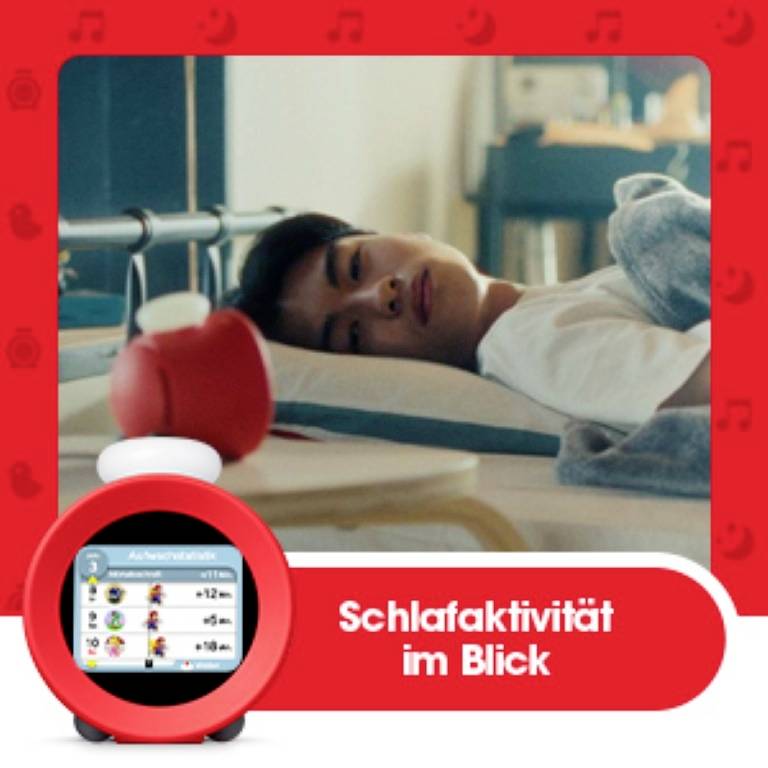 Person liegt im Bett und betrachtet ein Gerät, das Schlafaktivitäten anzeigt. Text im Bild: 'Schlafaktivität im Blick'.