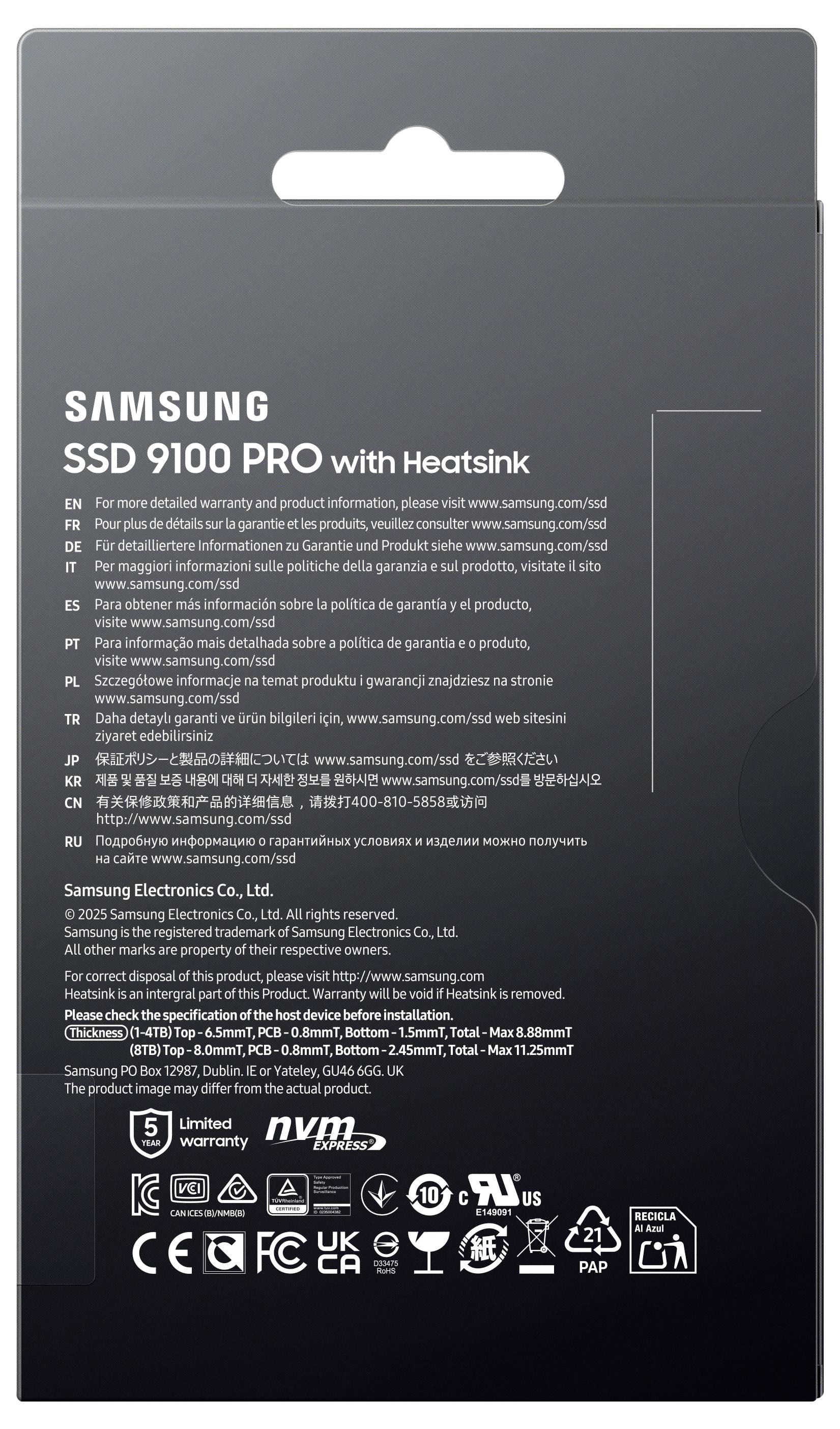 Rückseite einer Samsung SSD 9100 PRO mit Kühlkörper, auf der Garantieinformationen in mehreren Sprachen und verschiedene Konformitätslogos zu sehen sind.