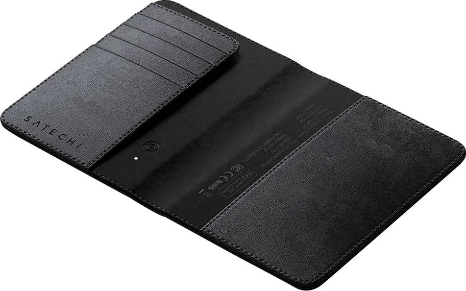 Eine schwarze Lederbrieftasche mit mehreren Kartenfächern auf der linken Seite, entwickelt zum Tragen eines Ladegeräts, mit der Aufschrift 