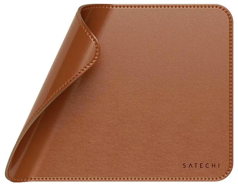 Eine braune Lederunterlage für den Schreibtisch mit leicht umgeschlagenem Eck. In der unteren Ecke befindet sich die Markenbezeichnung 