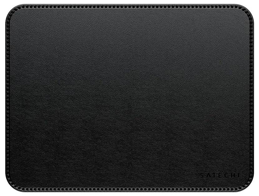 Ein schwarzes rechteckiges Satechi-Mauspad mit glatter Oberfläche und genähten Kanten, das ein elegantes und funktionales Arbeitsplatzzubehör bietet.