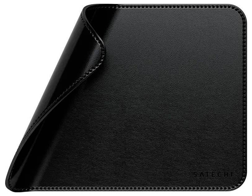 Ein schwarzes, lederähnliches Mauspad mit genähten Kanten, leicht an einer Ecke aufgerollt, mit der Markenbezeichnung 'SATECHI' in der unteren rechten Ecke.