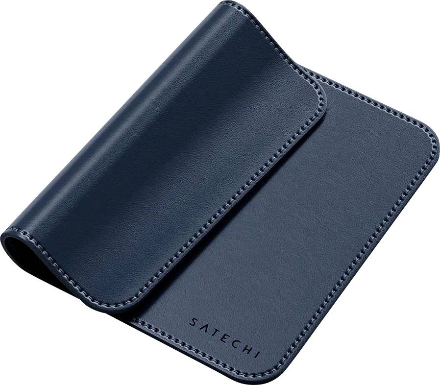 Eine marineblaue Lederhülle mit dem Wort 'SATECHI', das in der unteren rechten Ecke geprägt ist, konzipiert zum Halten oder Schutz kleiner elektronischer Geräte.