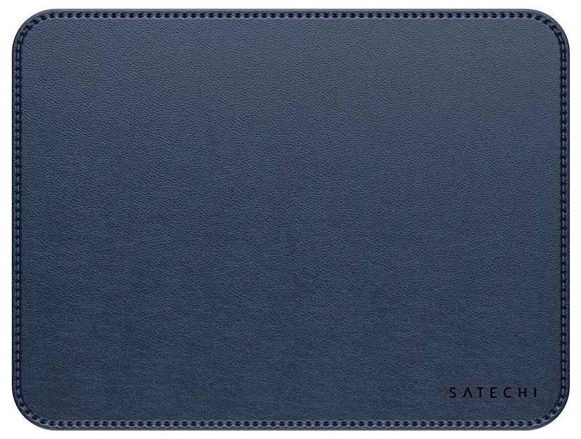 Ein schwarzes rechteckiges Leder-Mousepad mit Ziersteppnähten an den Kanten, in der unteren rechten Ecke mit der Marke 'Satechi' versehen.