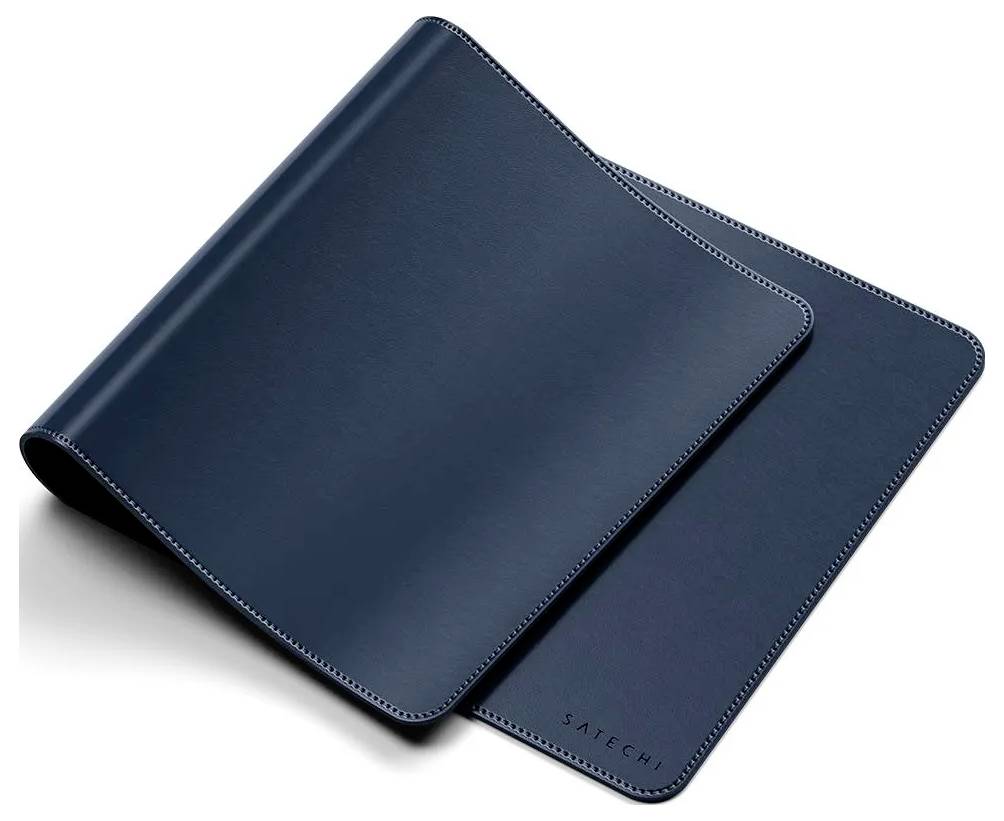 Blaue Kunstleder-Schreibtischunterlage mit dem Markennamen 'Satechi', der in der Ecke geprägt ist, teilweise aufgerollt, um Textur und Naht zu zeigen.