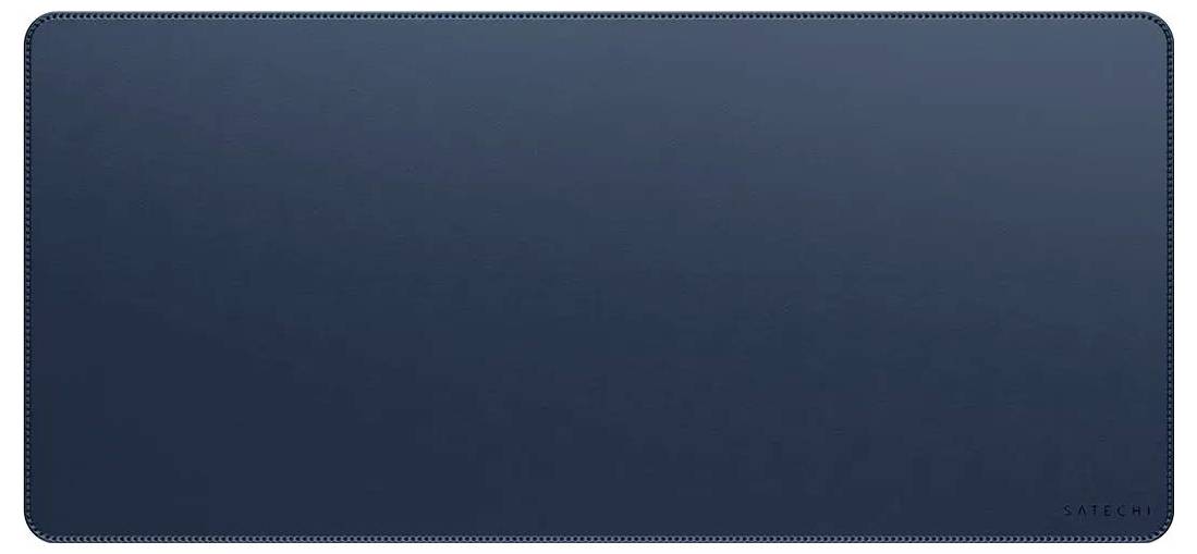 Eine große rechteckige schwarze Matte mit abgerundeten Kanten, geeignet für eine Schreibtischoberfläche. Die Textur erscheint glatt und leicht reflektierend.