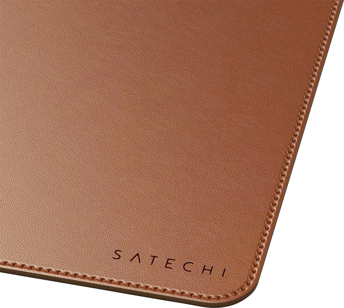 Ein brauner, lederartiger rechteckiger Mousepad mit 'Satechi' Logo, das in der unteren Ecke geprägt ist.
