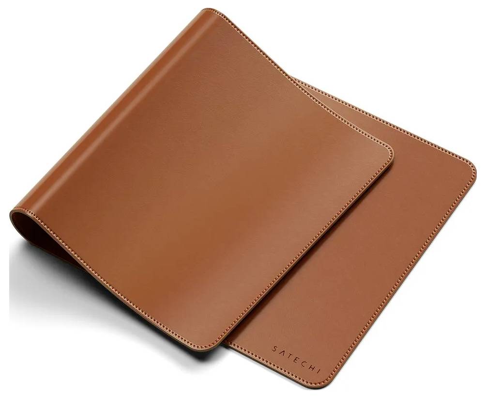 Ein brauner Lederunterlage für den Schreibtisch mit gesteppten Kanten, auf der in der unteren rechten Ecke der Markenname 'Satechi' zu sehen ist, platziert auf einem weißen Hintergrund.