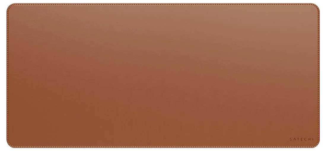 Eine große, rechteckige braune Schreibtischunterlage mit glatter Oberfläche, die entwickelt wurde, um den Schreibtisch zu schützen und eine komfortable Arbeitsbereichsfläche zu bieten.