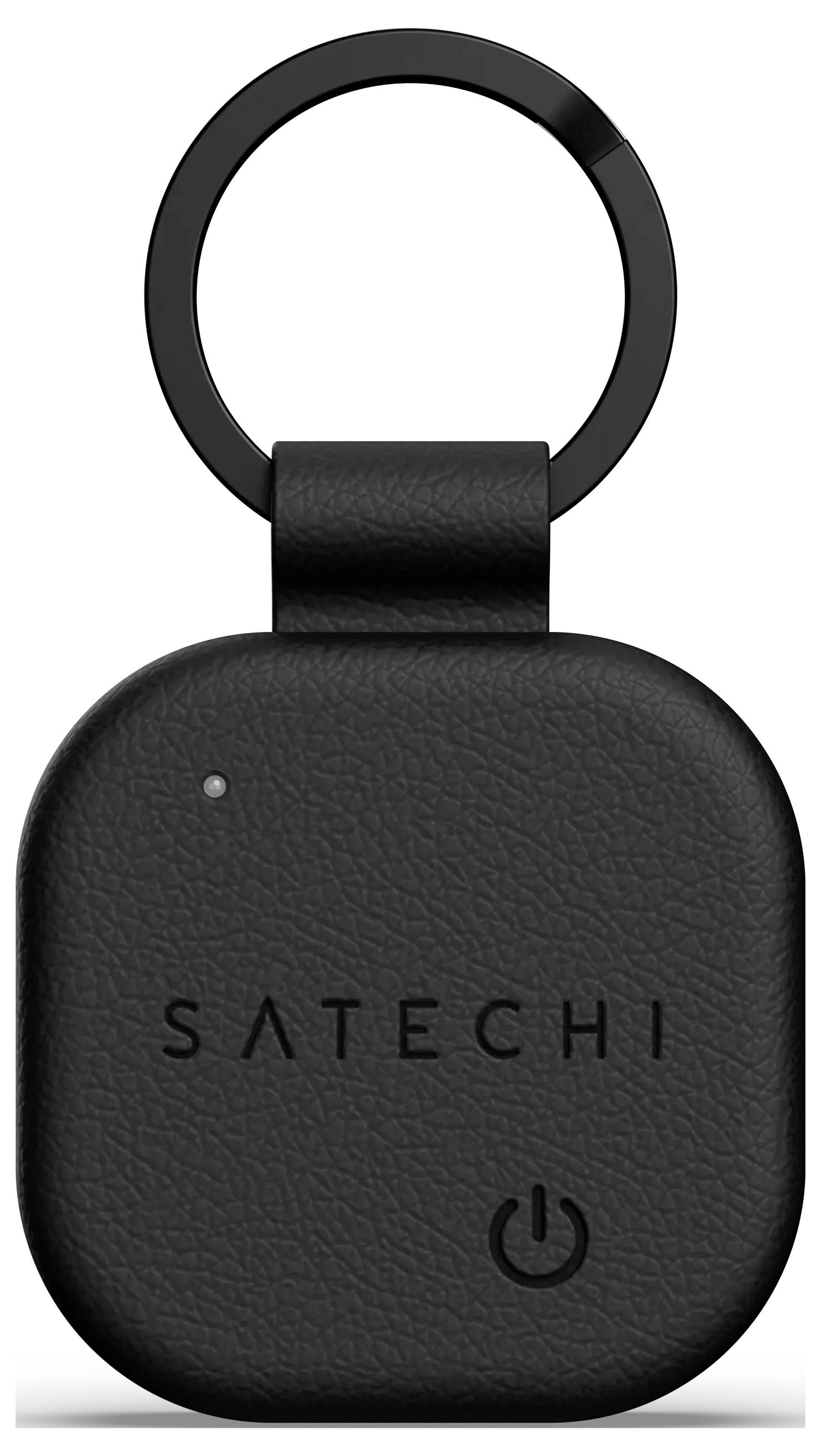 Ein schwarzer quadratischer Schlüsselanhänger mit einem kreisförmigen Halter. Auf der Vorderseite steht 'Satechi' mit einem Energiesymbol darunter, entworfen, um ein Tracker-Gerät zu halten.
