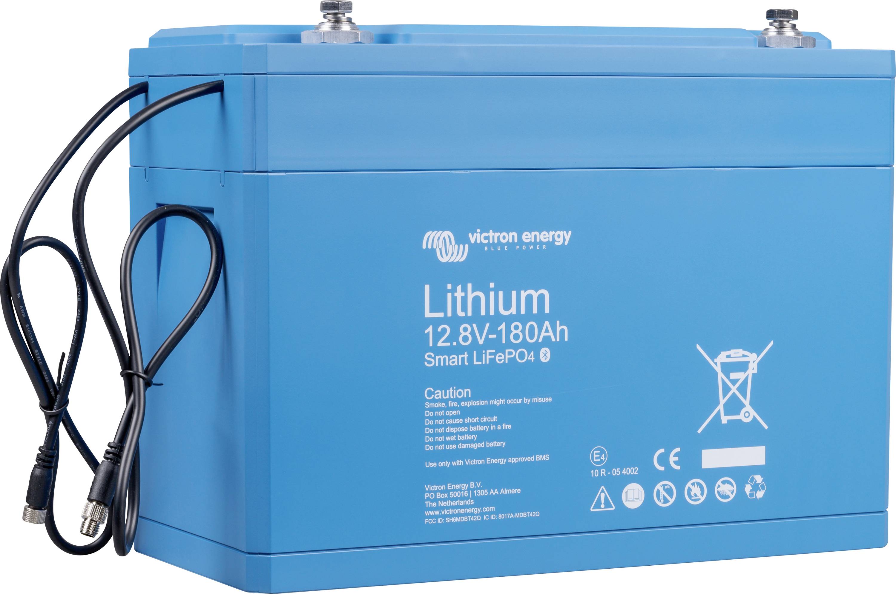 Eine blaue Lithium-Batterie mit schwarzen Kabeln, beschriftet mit '12,8V-180Ah Smart LiFePO4', von Victron Energy, mit Warn- und Entsorgungssymbolen.