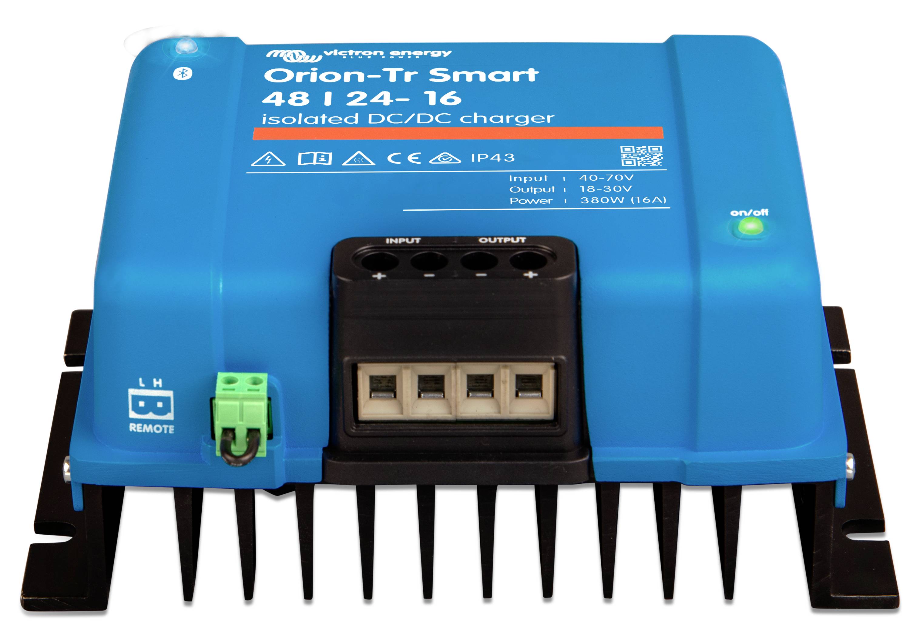 'Victron Energy Orion-Tr Smart 48/24-16 isolierter DC/DC-Ladegerät mit Status-LEDs, Ein- und Ausgangsbuchsen und montierbaren Kühlrippen für die Kühlung.