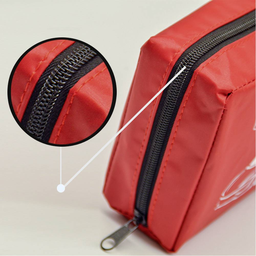 Rote Reißverschlusstasche mit einer Detailaufnahme, die sich auf den schwarzen Reißverschluss konzentriert.