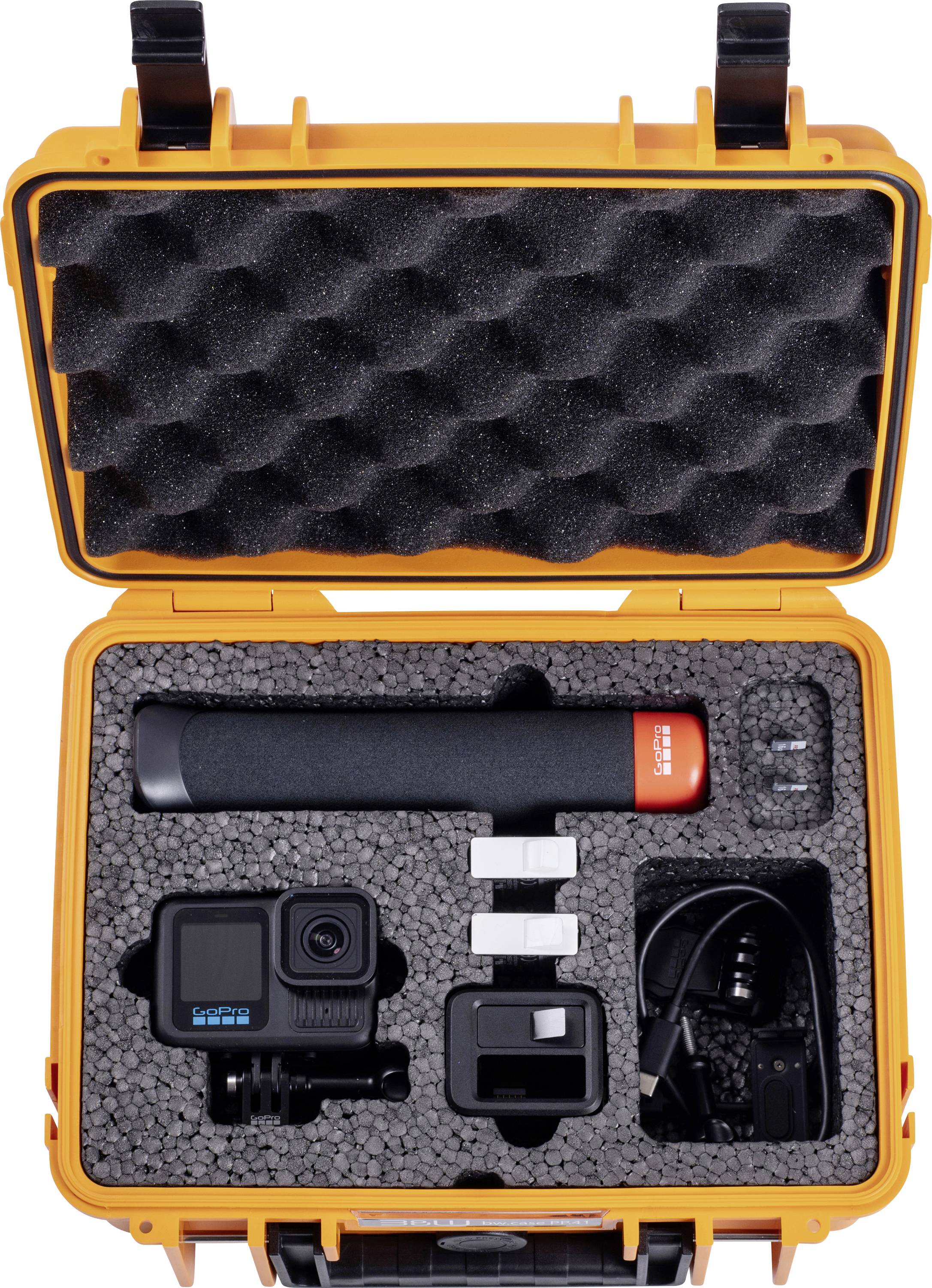 Eine orangefarbene Schutzbox mit Schaumstoffeinsätzen enthält eine Kamera, einen Handgriff, Ladekabel und Zubehör, sorgfältig und übersichtlich angeordnet.
